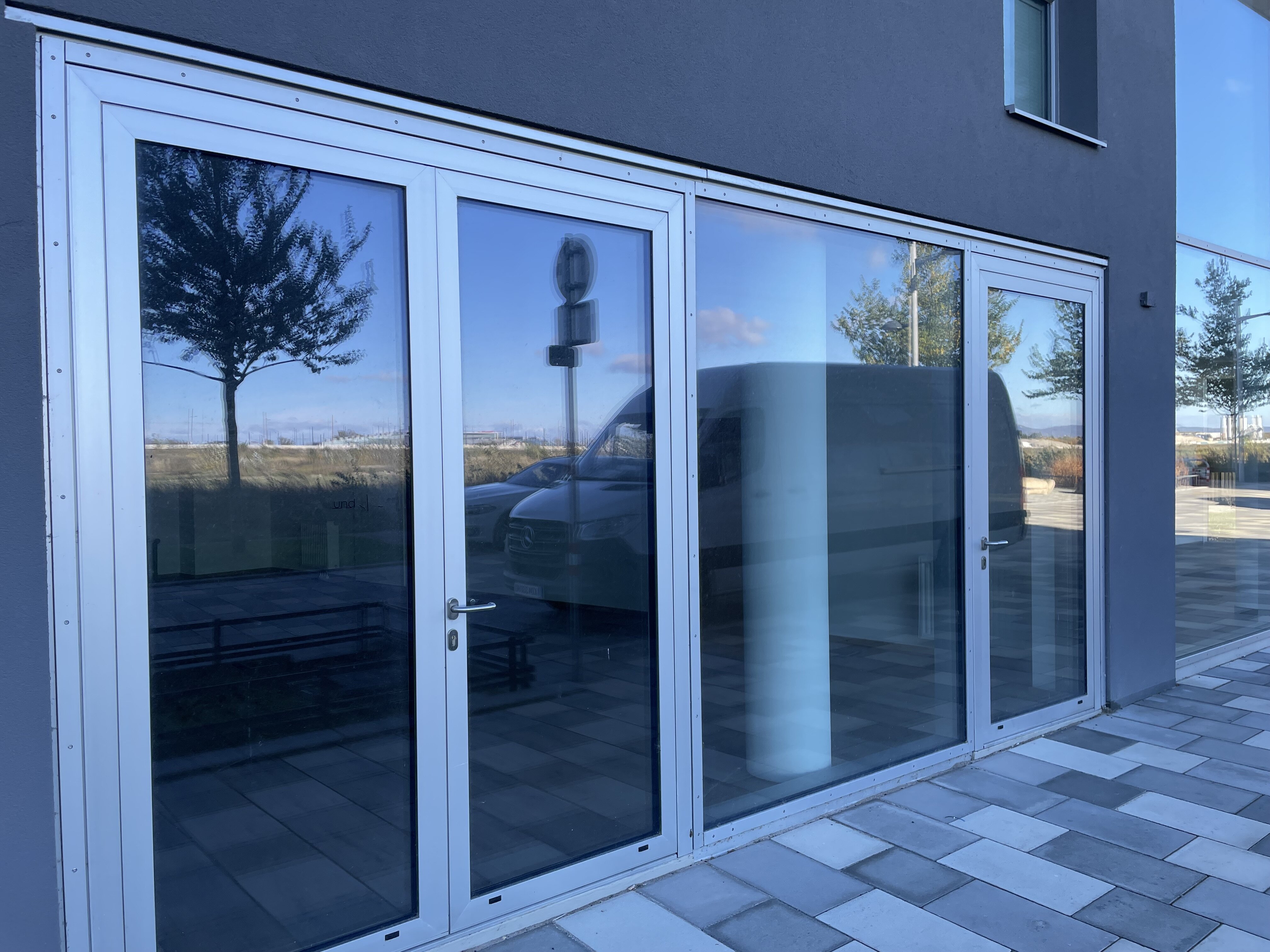 Modernes Gebäude mit Boulderbar, WIENEXTRA - Stadtbox. und städtischer Bücherei am Baufeld