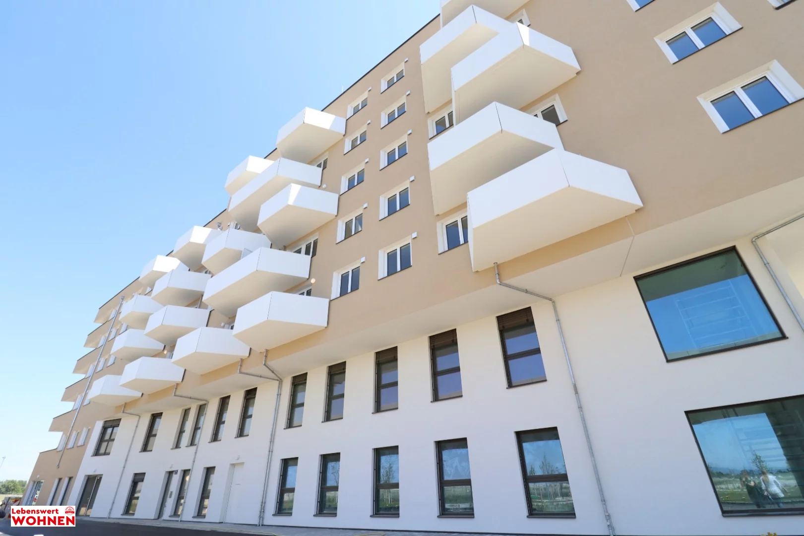 modernes Haus mit Büros und Geschäftslokalen, Gemeinschaftsraum und vorgelagerte Sonnenterrasse mit Pergola und Sitztreppenlandschaft