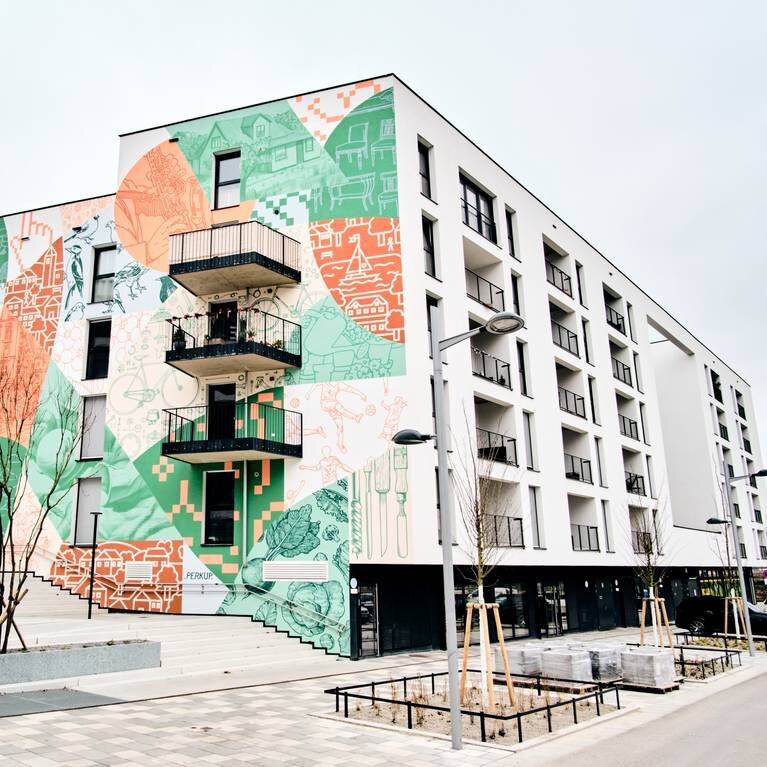 Artwork Fassade Stiegenaufgang zum Hof