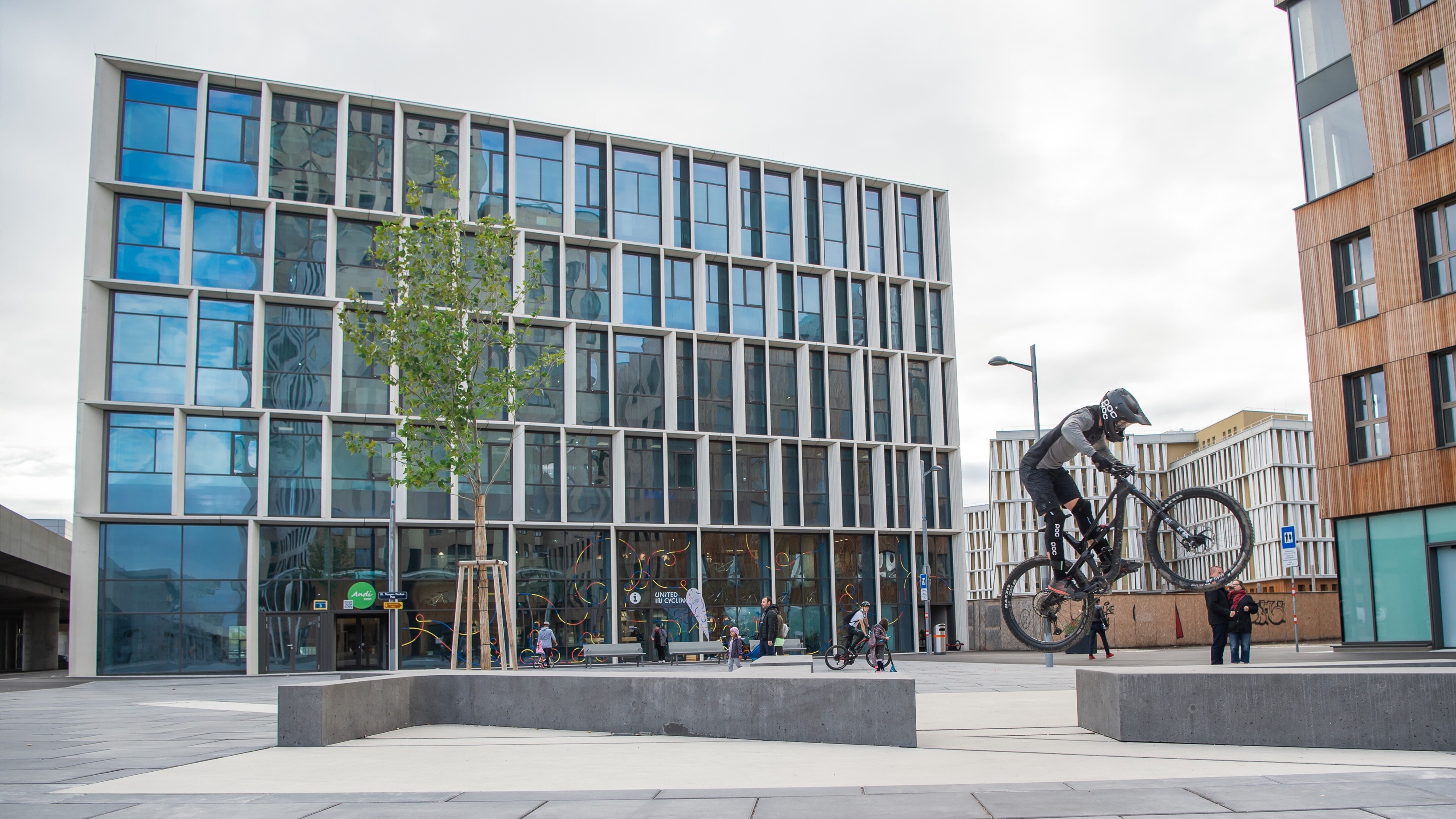 Hybridgarage Seebub inklusive Vorplatz