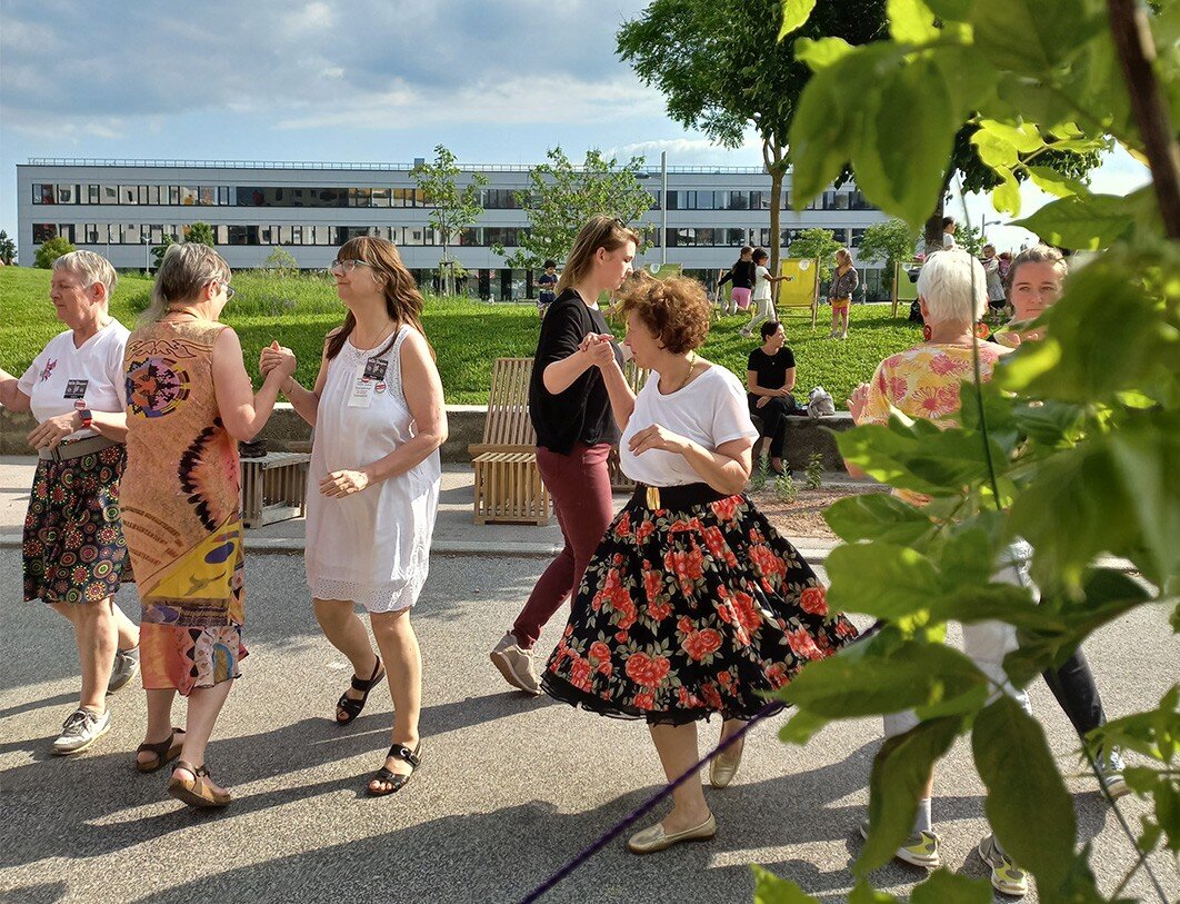Mehrere Frauen die tanzen.