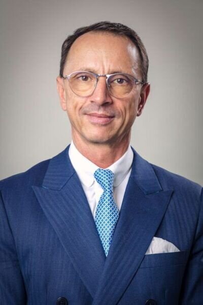 Peter Lazar in Anzug und Krawatte