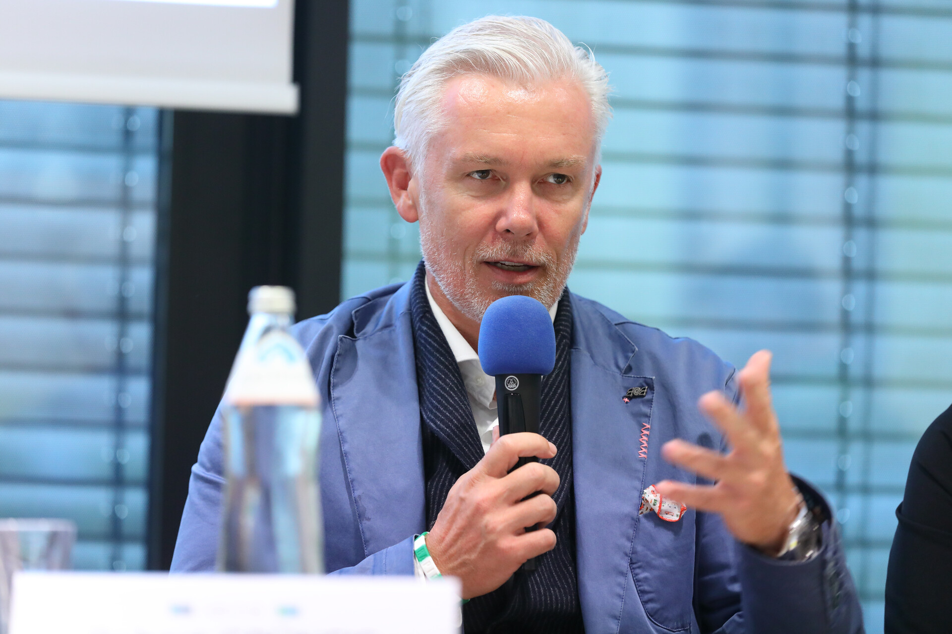 Robert Grüneis, Vorstand aspern3420 AG, spricht mit einem Mikrofon in der Hand 