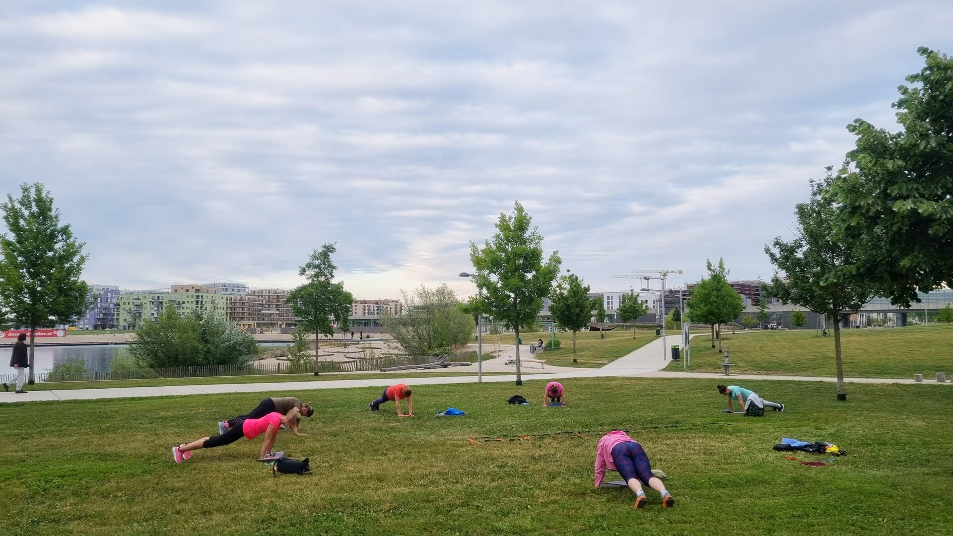 Frauen planken auf einer Wiese in einem Park