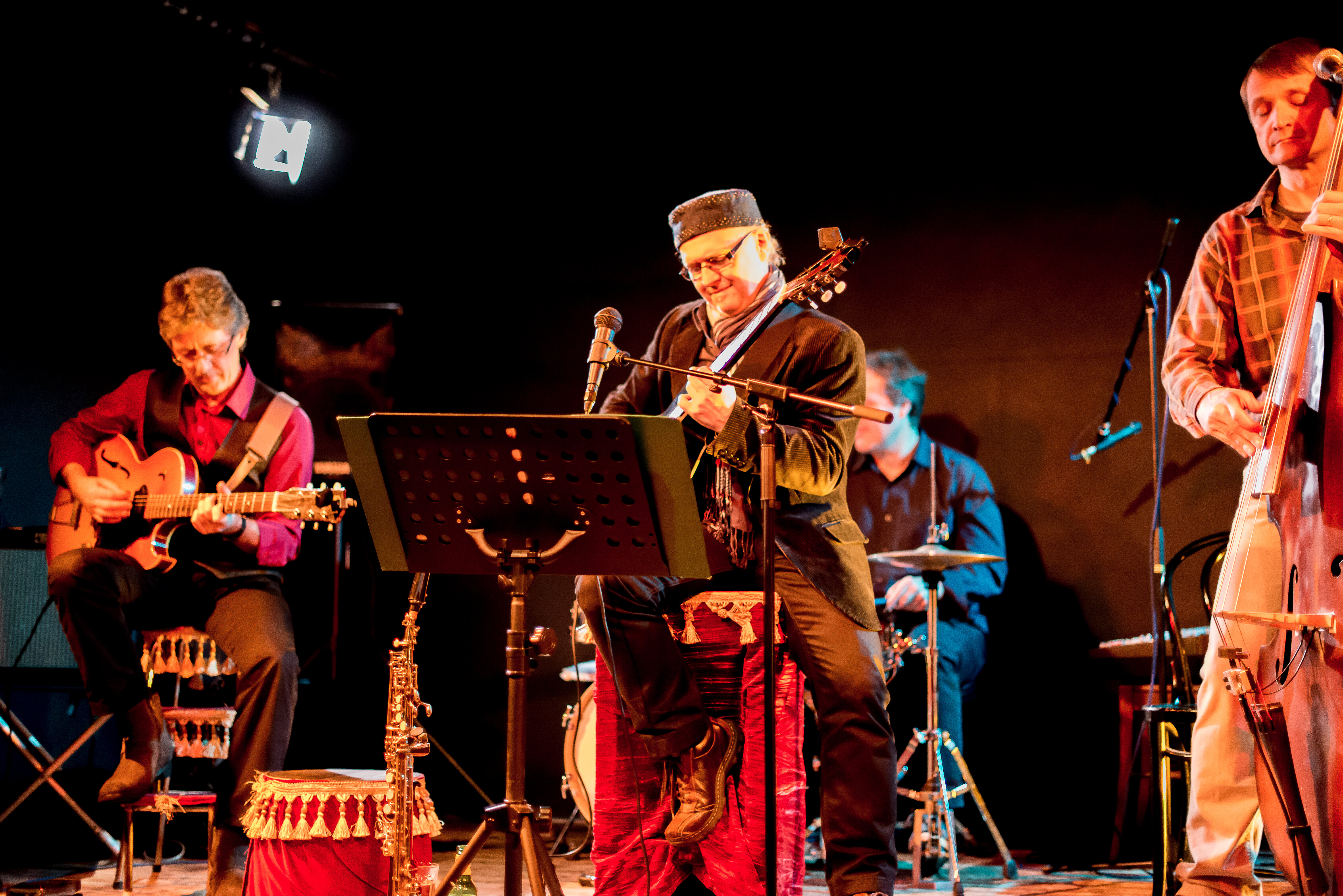 Musiker spielen auf einer Bühne