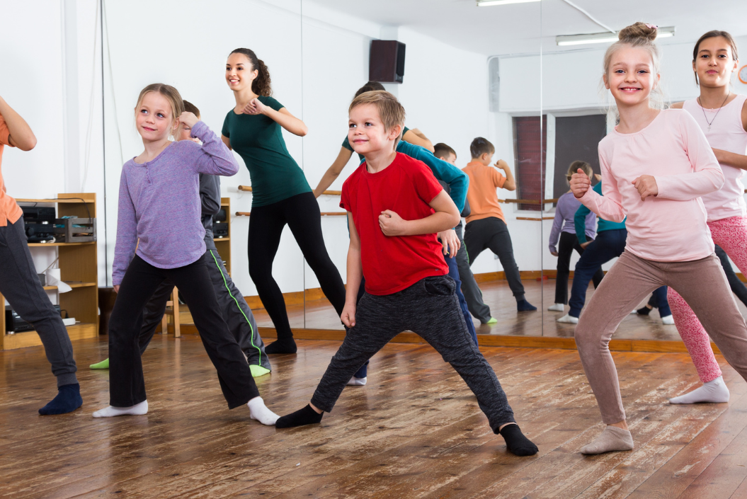 Kinder tanzen in einem Studio