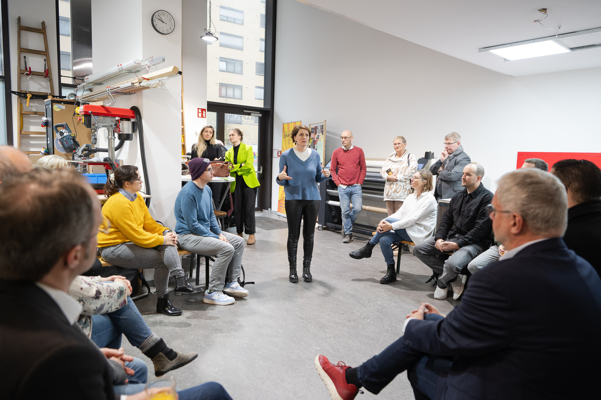 Gruppe wird durch ein Unternehmen geführt, Vortrag über Aktivitäten vor Ort