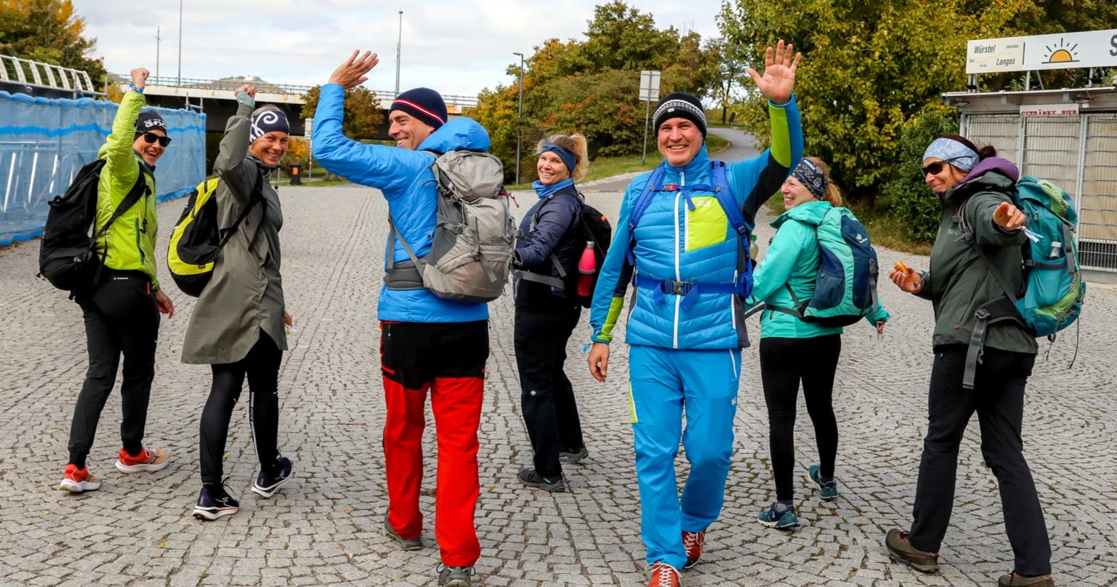Eine Gruppe von Wanderern geht auf der Donauinsel