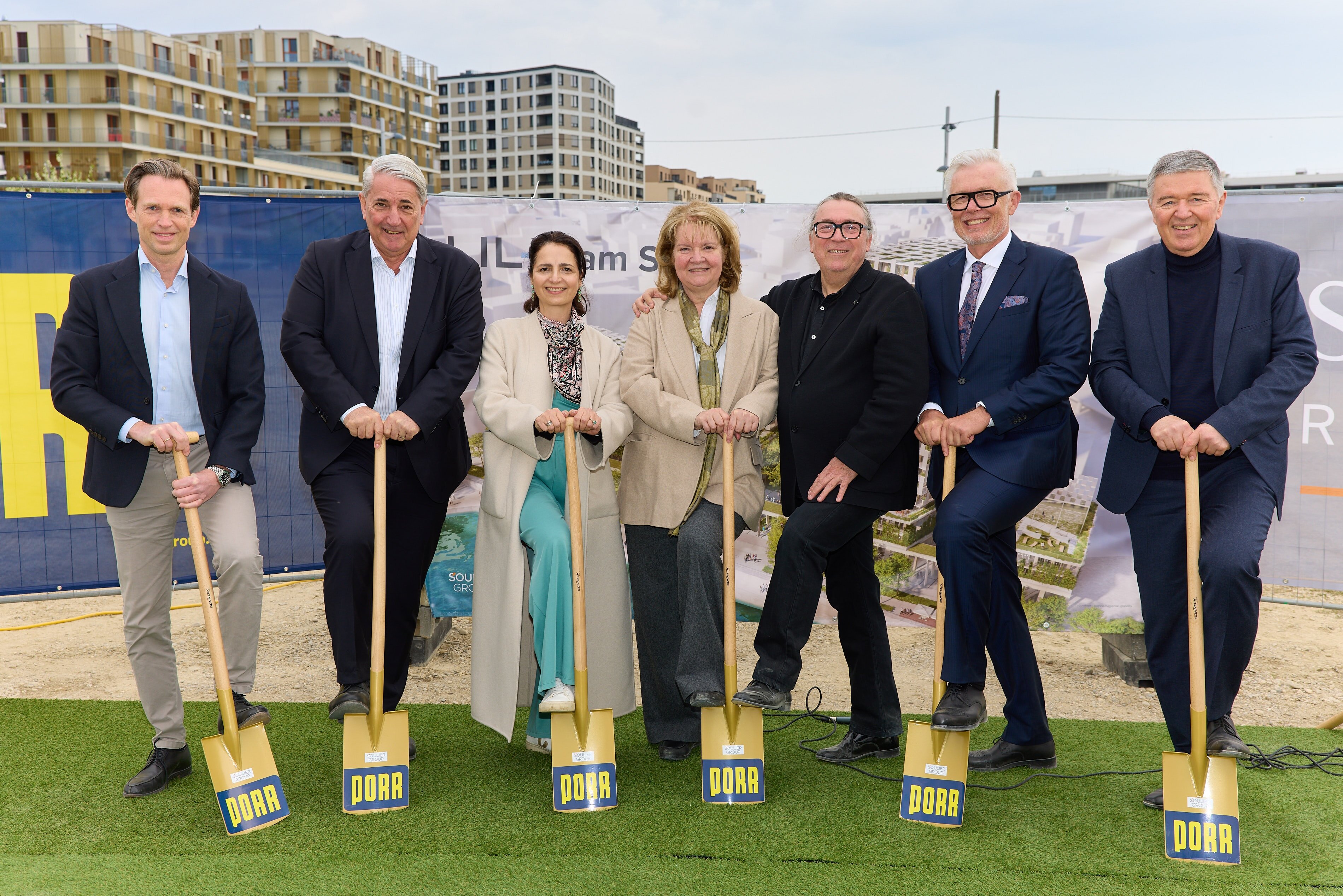 Sieben Personen mit goldenen Spaten beim symbolischen Spatenstich für das Bauprojekt LILY am See.
