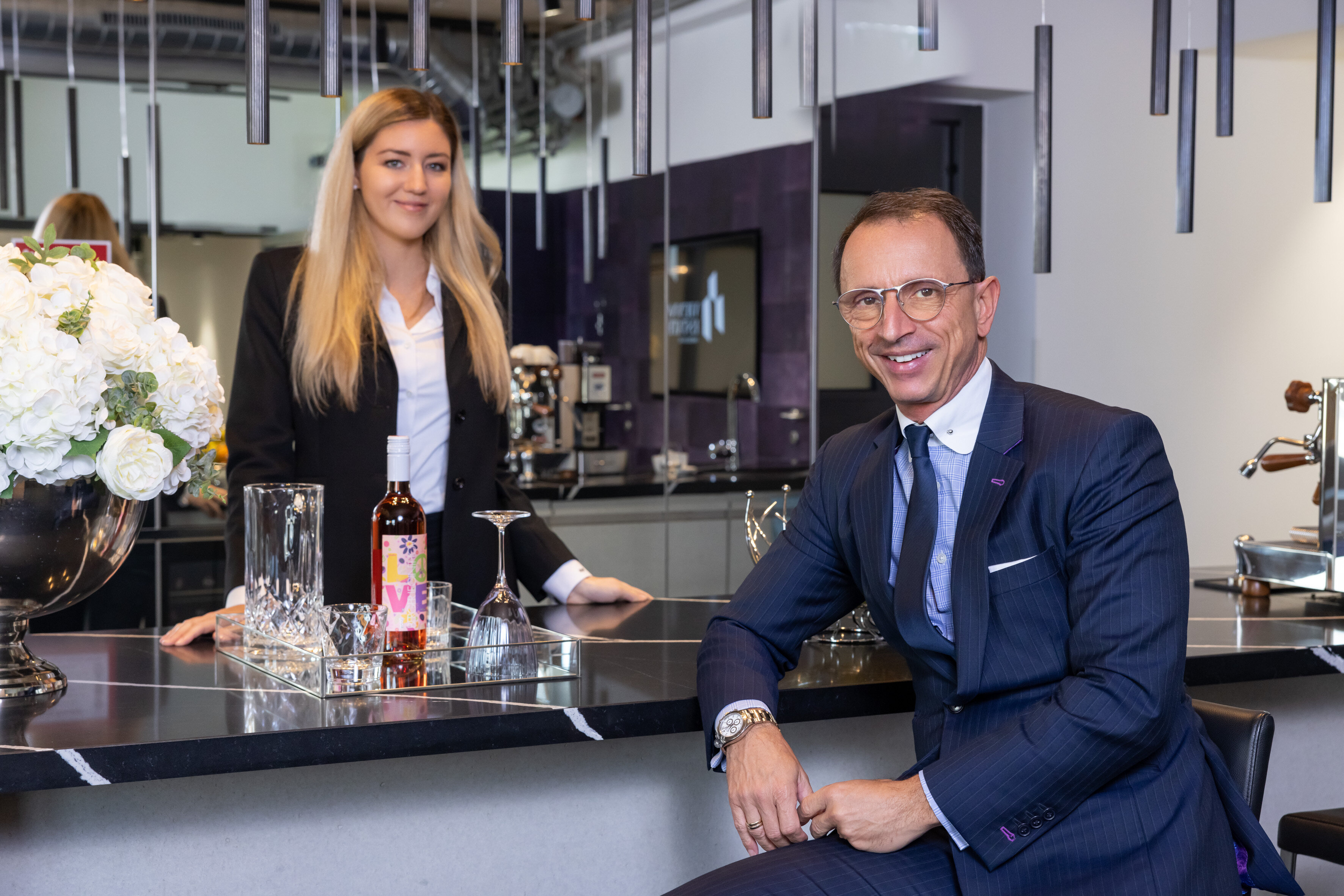 zwei Menschen sitzen auf einem Bartisch