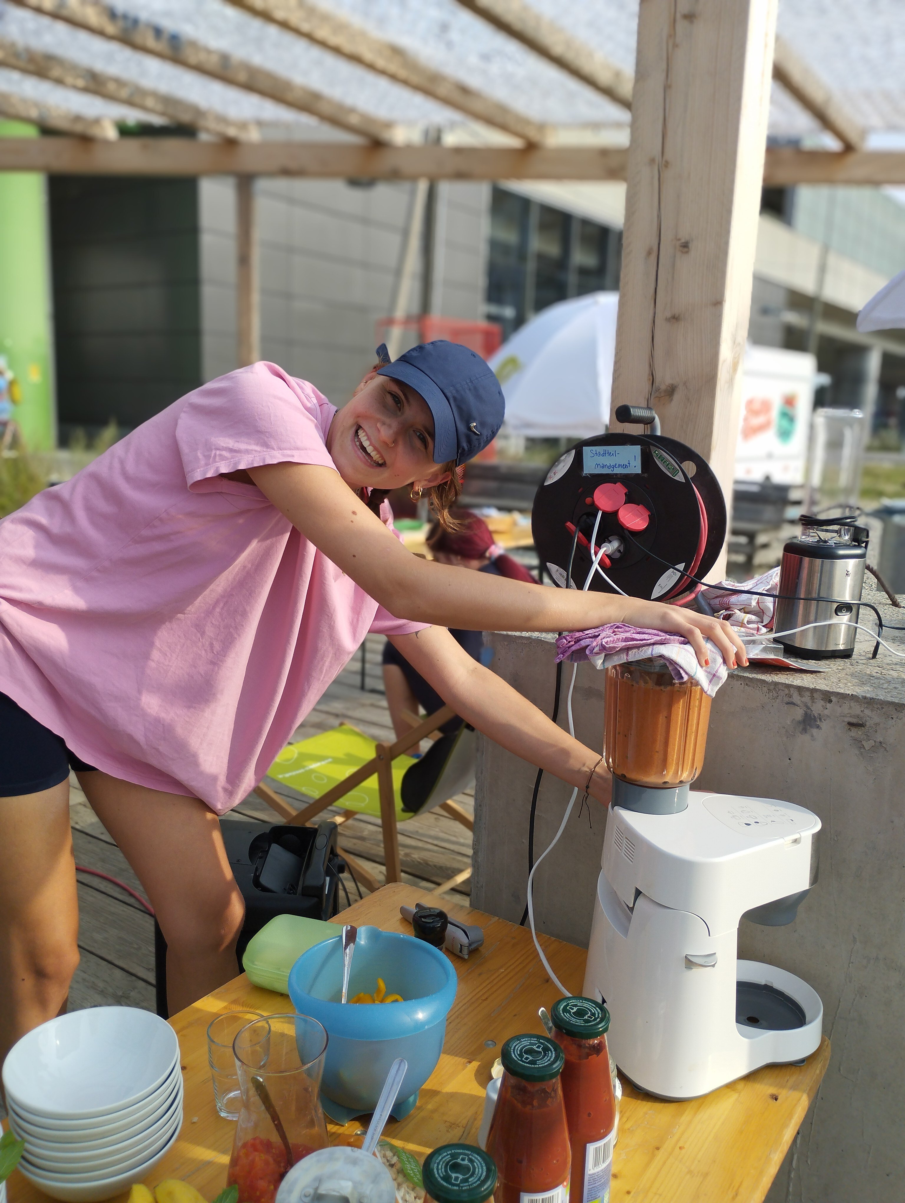 Eine Frau bedient einen Mixer