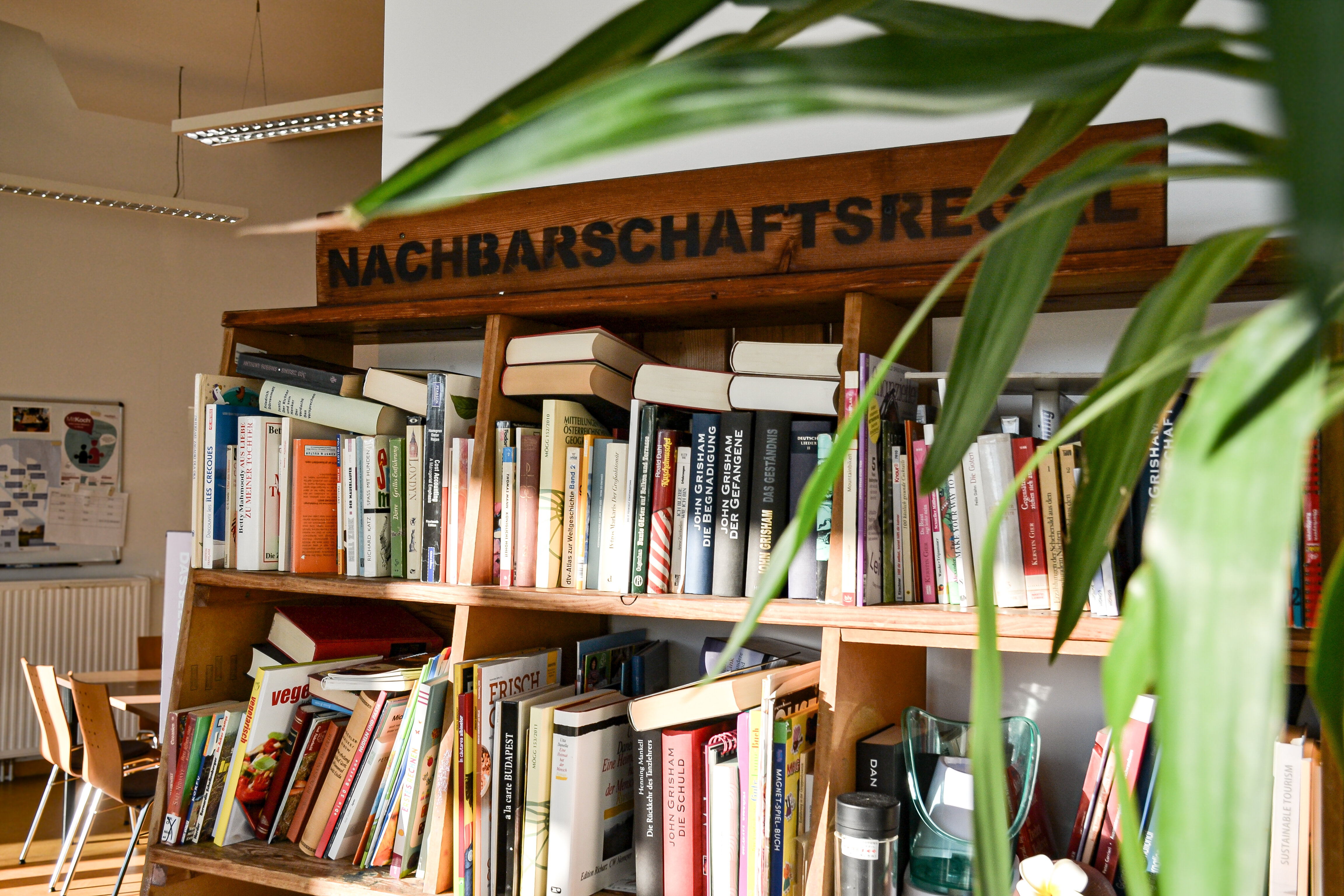 Initiativen – Vorhang auf für das Nachbarschaftsregal: Sylvia und Ingrid