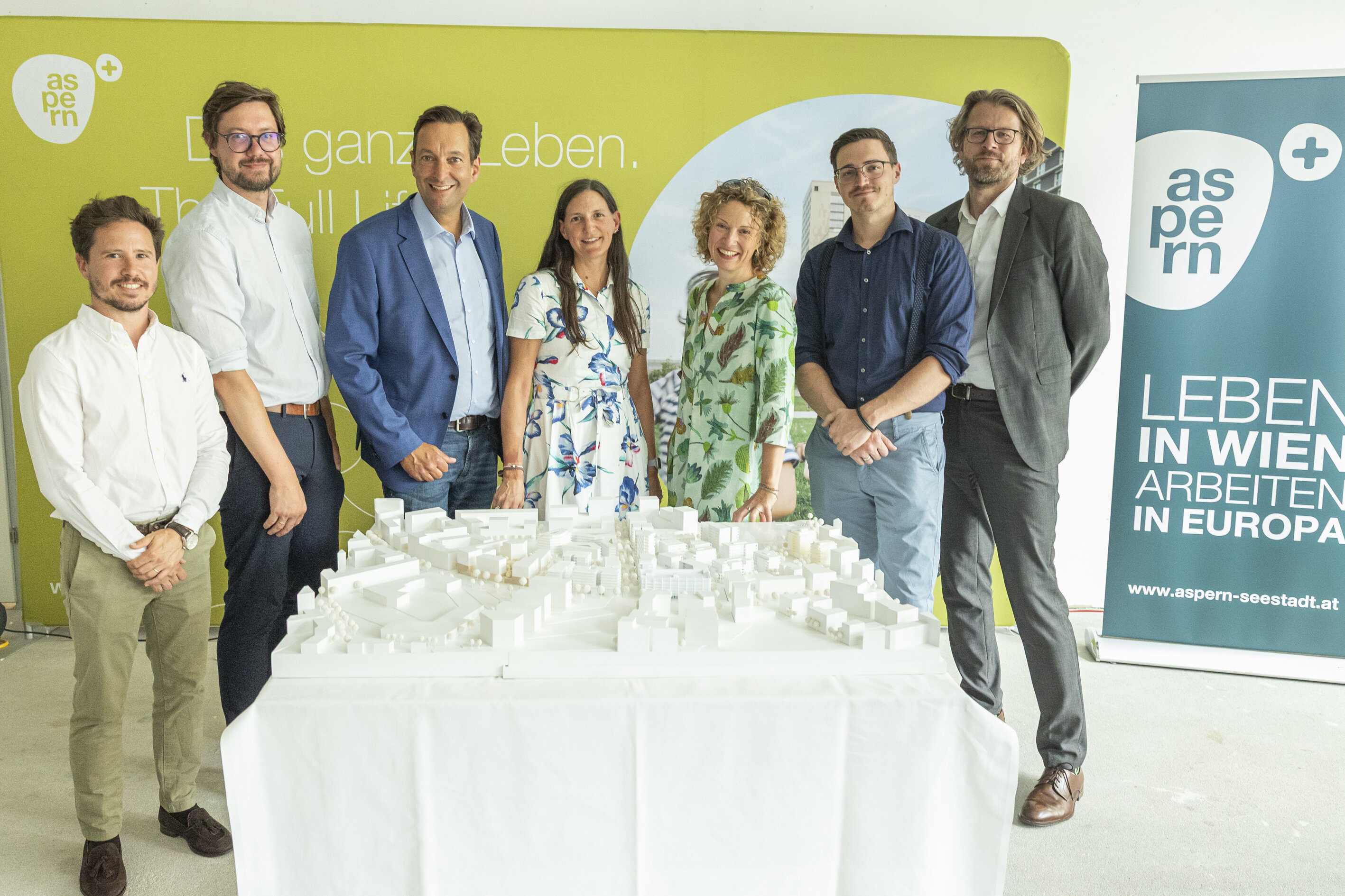 Vertreter*innen der für die Siegerprojekte verantwortlichen Bauträger v.l.n.r.: Jorge López (Neues Leben), Paul Rakosa (ÖVW), Simon Zoppoth (WBV-GFW), Sonja Schweitzer (Sozialbau), Karin Kieslinger (EGW), Manuel Hahnl (Wipark), Gerd Pichler (ARE Development) Vertreter*innen der für die Siegerprojekte verantwortlichen Bauträger v.l.n.r.: Jorge López (Neues Leben),
Paul Rakosa (ÖVW), Simon Zoppoth (WBV-GFW), Sonja Schweitzer (Sozialbau), Karin Kieslinger (EGW),
Manuel Hahnl (Wipark), Gerd Pichler (ARE Development)