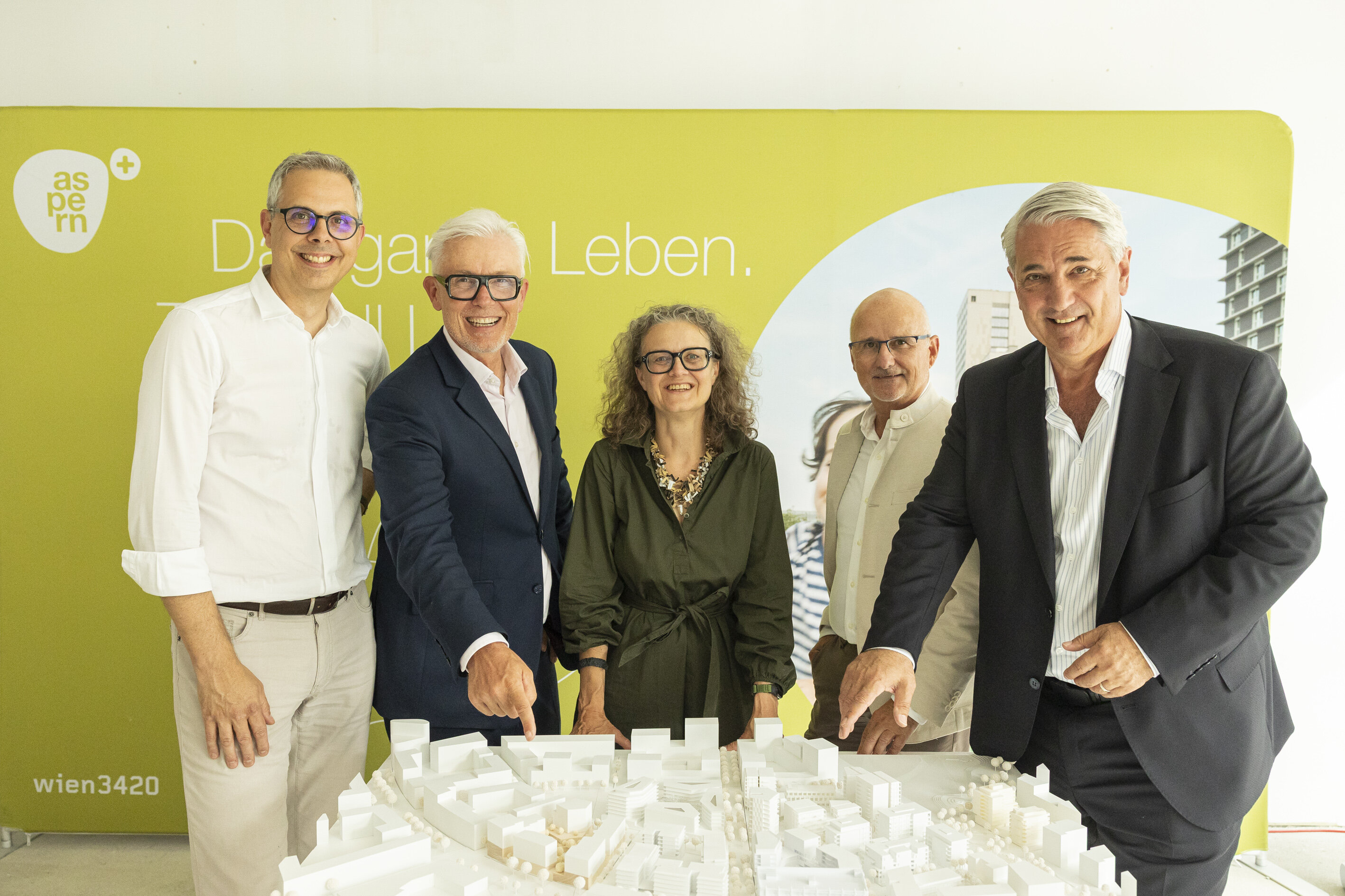 V.l.n.r.: Peter Hinterkörner, Leiter Planung + Qualitätsmanagement Wien 3420, Robert Grüneis, Vorstand Wien 3420, Ingrid Spörk, Leiterin Marketing, Kommunikation & PR Wien 3420, Dieter Groschopf, stv. Geschäftsführer wohnfonds_wien und Ernst Nevrivy, Berzirksvorsteher Donaustadt V.l.n.r.: Peter Hinterkörner, Leiter Planung + Qualitätsmanagement Wien 3420, Robert Grüneis, Vorstand Wien 3420, Ingrid Spörk, Leiterin Marketing, Kommunikation & PR Wien 3420, Dieter Groschopf, stv. Geschäftsführer wohnfonds_wien und Ernst Nevrivy, Berzirksvorsteher Donaustadt