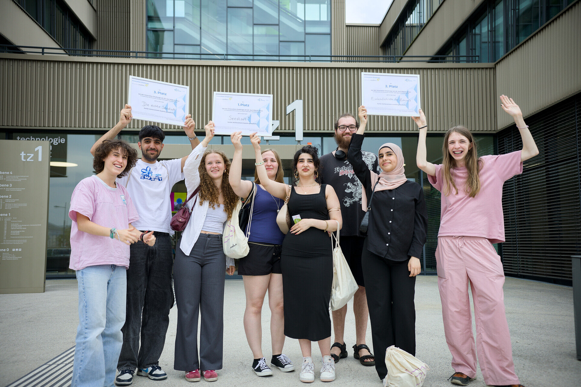 Die Siegerteams der Junior Innovation Challenge vor dem Technologienzentrum Seestadt.