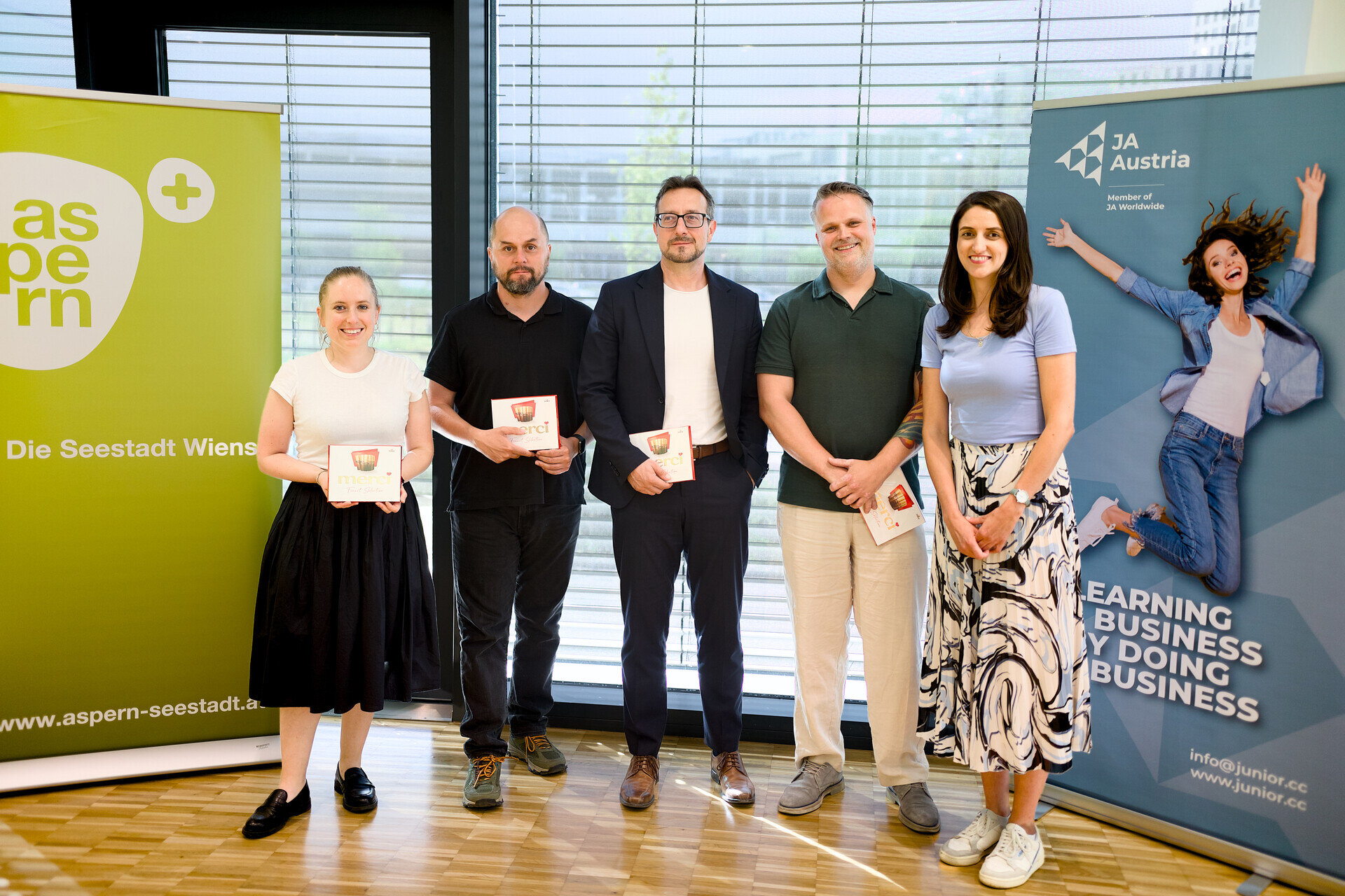 Jury-Mitglieder (v.l.n.r.): Johanna Walch (Accenture) Bernd Herger (Wiener Bildungsakademie) Martin Hesik (aspern Seestadt Einkaufsstraßen GmbH) Sebastian Schally (Accenture) und Projektleitung Milica Markovic (Junior Achievement Austria) Jury-Mitglieder (v.l.n.r.): Johanna Walch (Accenture) Bernd Herger (Wiener Bildungsakademie) Martin Hesik (aspern Seestadt Einkaufsstraßen GmbH) Sebastian Schally (Accenture) und Projektleitung Milica Markovic (Junior Achievement Austria)