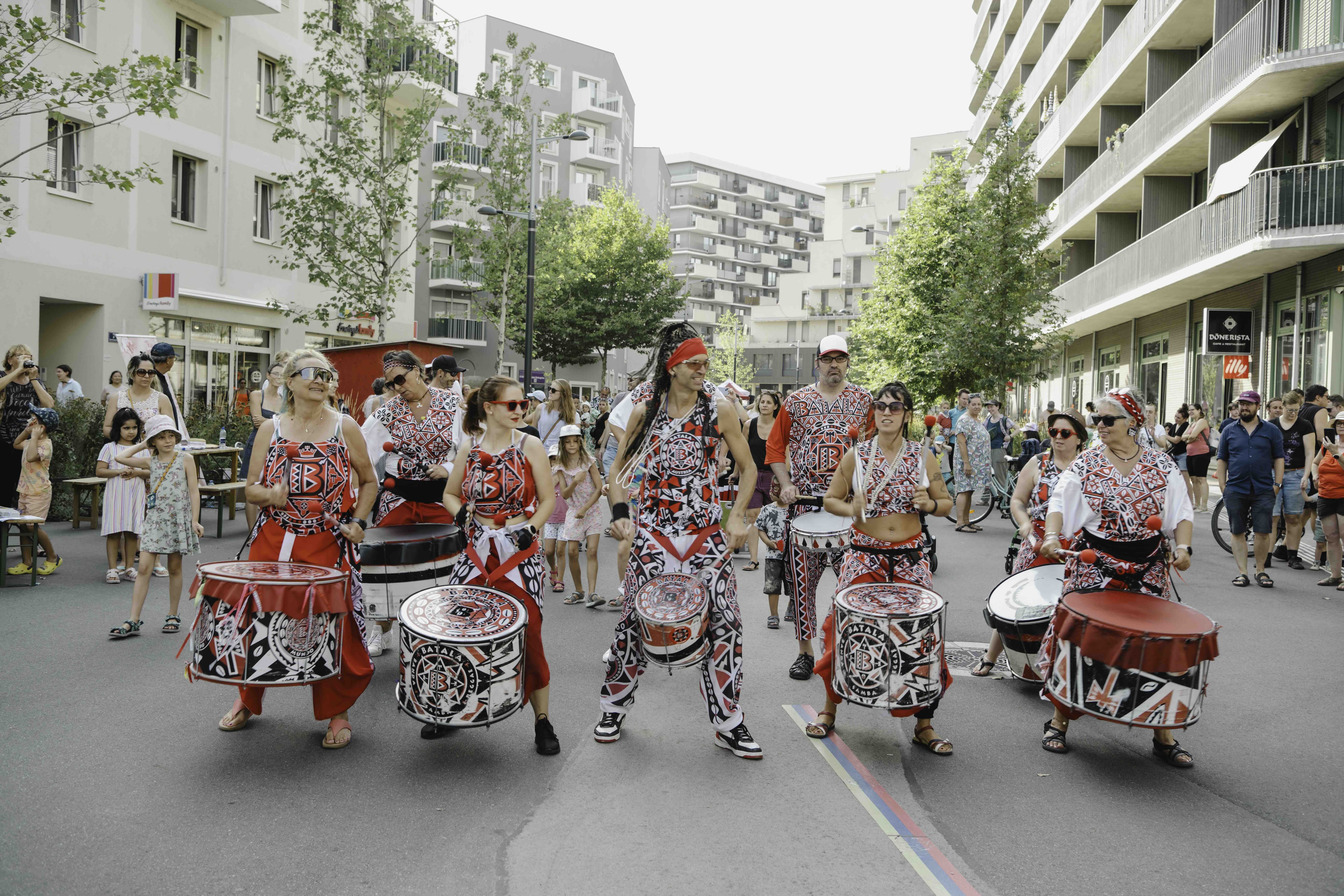 Beim 10. Seestadt Straßenfest am 29. August treffen kulinarische Schmankerl auf Live-Musik, Straßenkunst und Mitmach-Stationen für Groß und Klein.