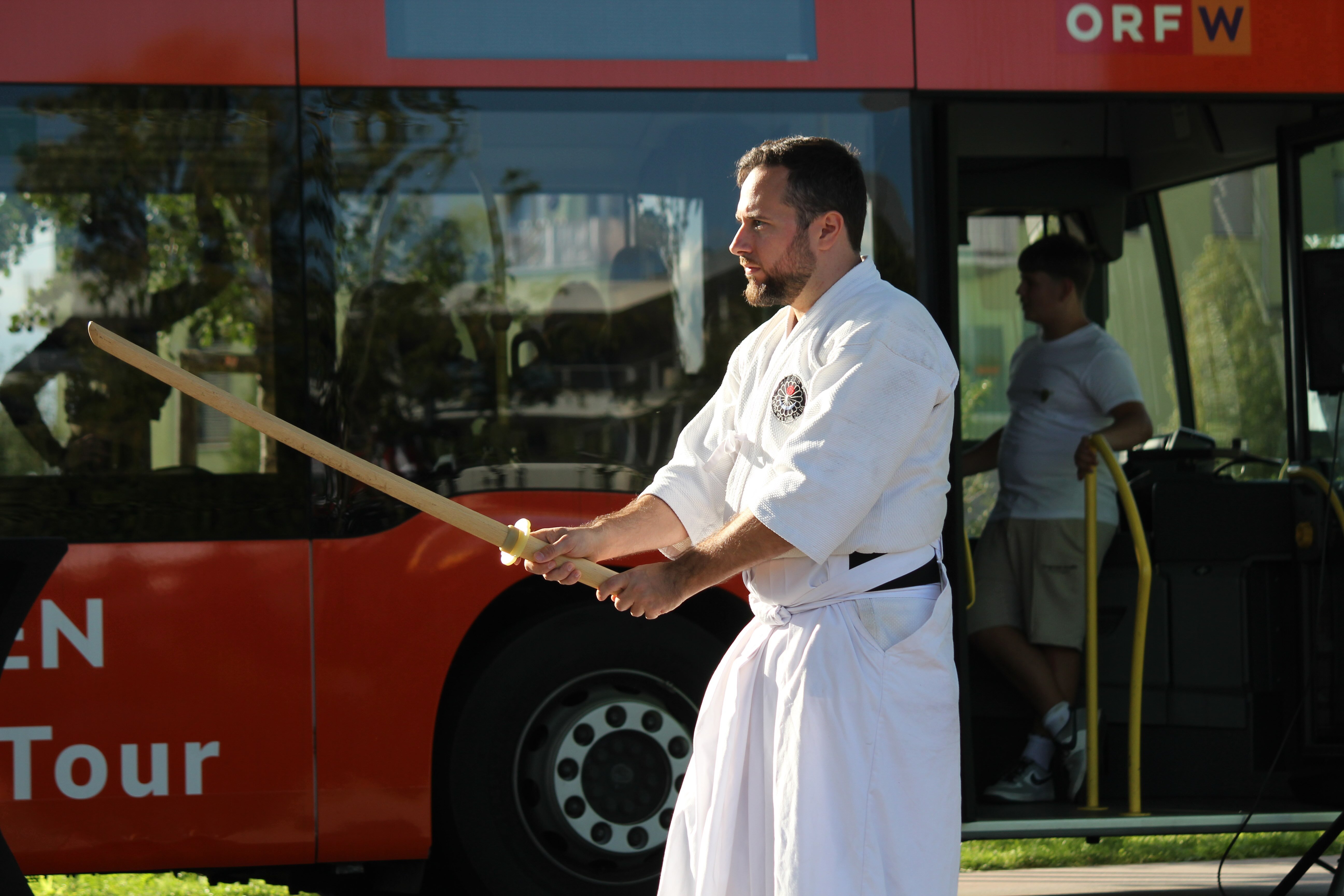 Traditionelle Kampfkunst YU-Taekwondo beim 1. Sportfest Donaustadt. Mann mit Stab