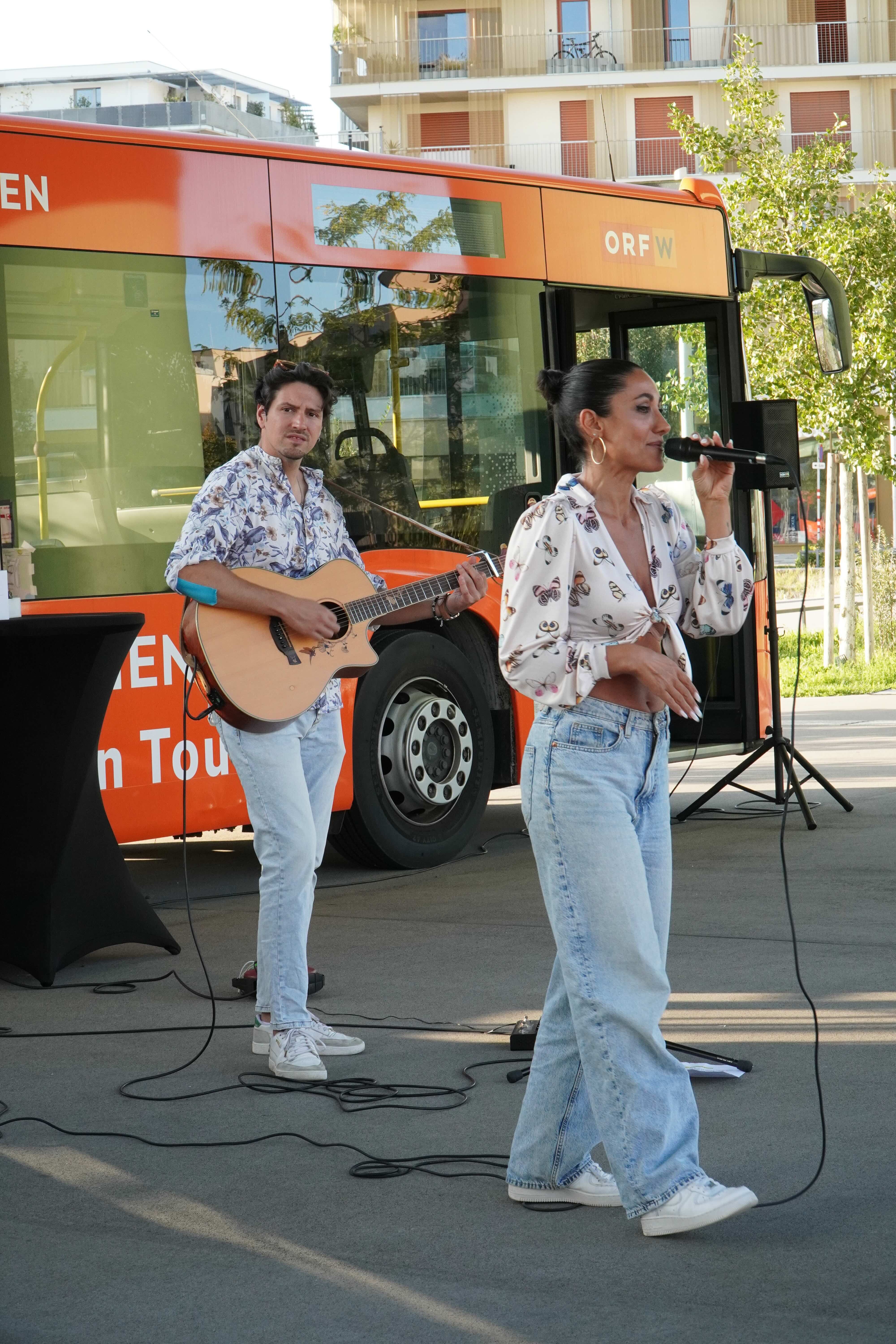 Bei den Seestadt Stars dabei: Sängerin Samira Dadashi mit Gitarist Emanuele Fusaro. Sängerin und Gitarist