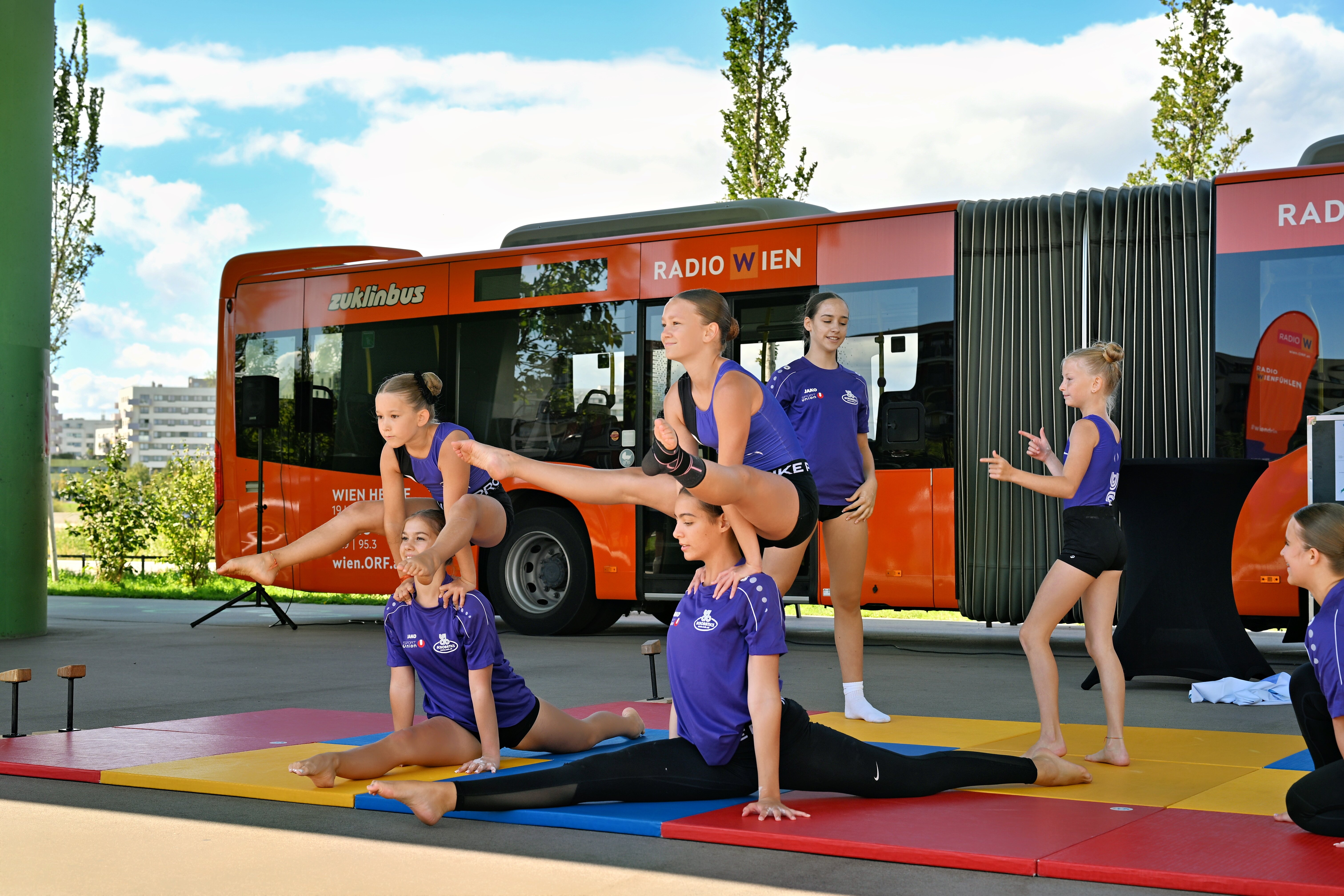 UAB Sportakrobatik-Turnerinnen zeigen ihre Leistungen. Mädchen, die turnen