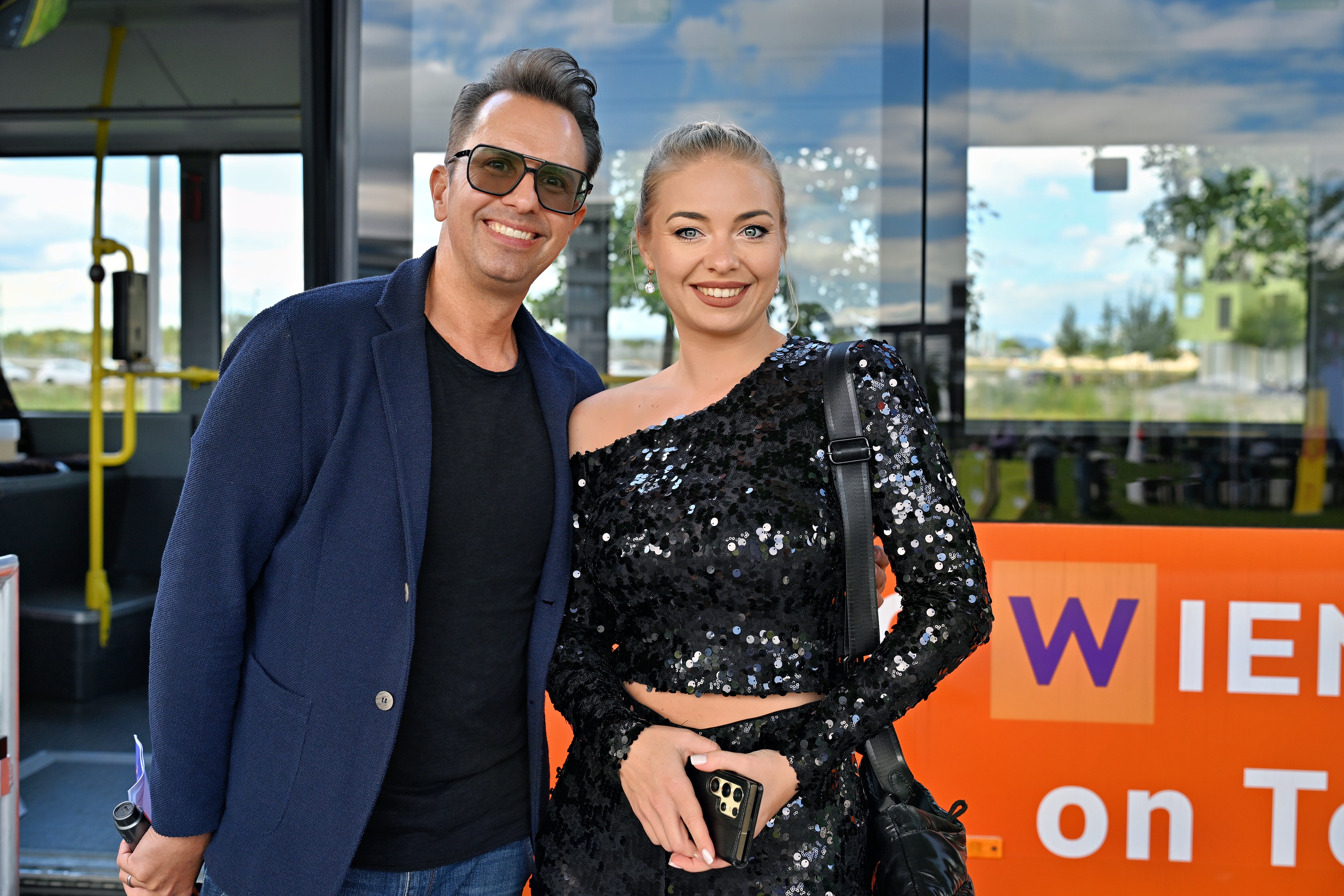 Moderator Chis Lachmuth mit Tänzerin. Mann und Frau