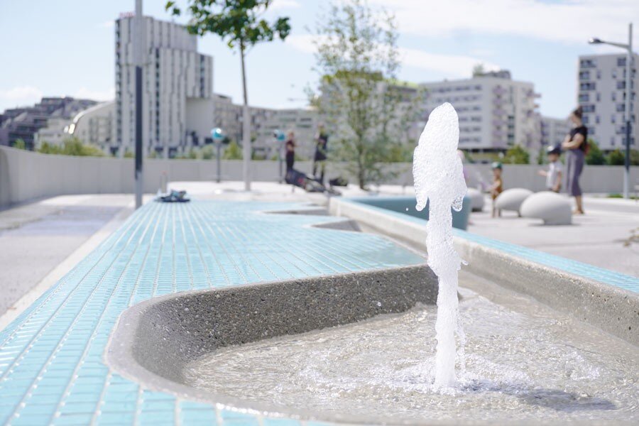 Detailaufnahme eines Wasserstrahls am Wasserspiel – rhythmisch sprudelnde Düsen laden zum Beobachten und Spielen ein.