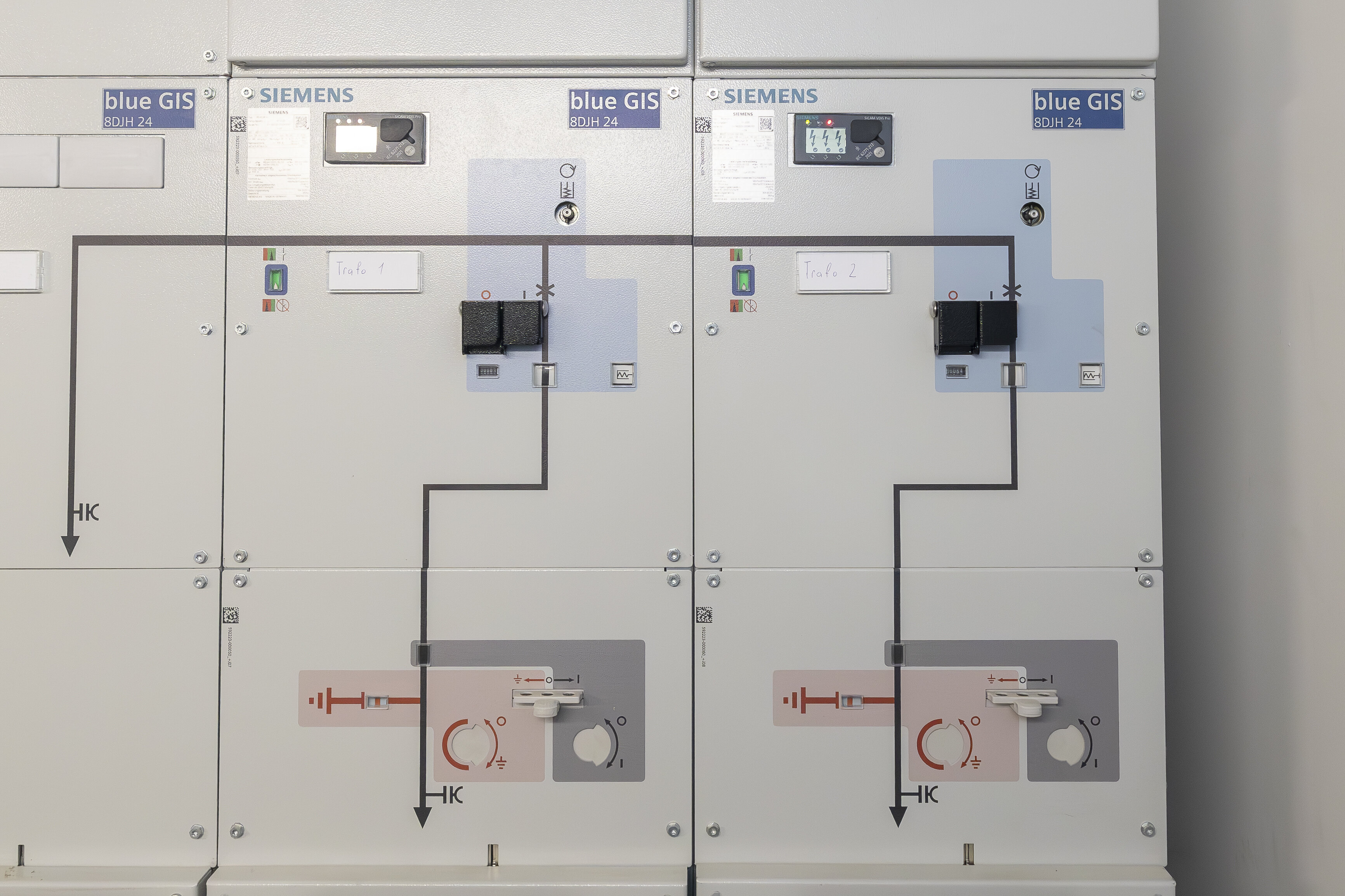 Siemens blue GIS 8DJH24 Mittelspannungsschaltanlage mit Trafosteuerung in einer modernen Trafostation.