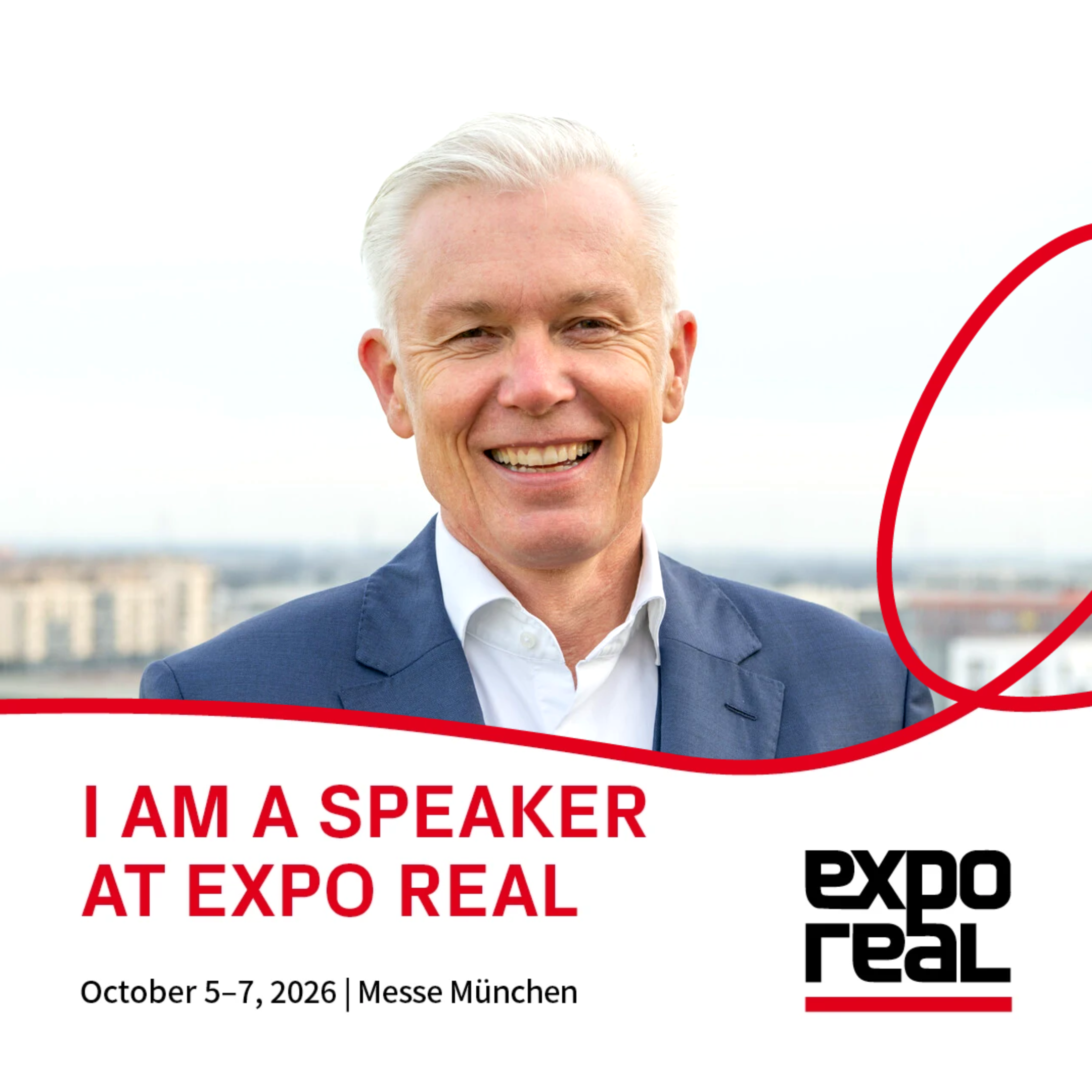 Robert Grüneis lächelt vor Stadtkulisse; Sujet mit dem Schriftzug „I am a speaker at EXPO REAL“, 5. bis 7. Oktober 2026, Messe München.