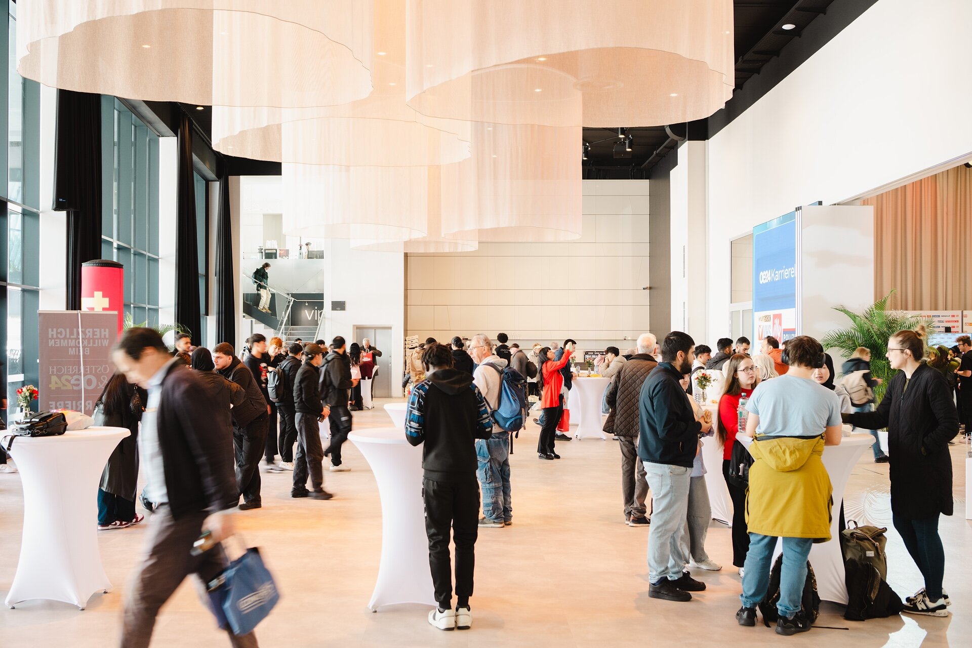 Gefüllte Eventlocation Ariana mit stimmungsvoller Belichtung