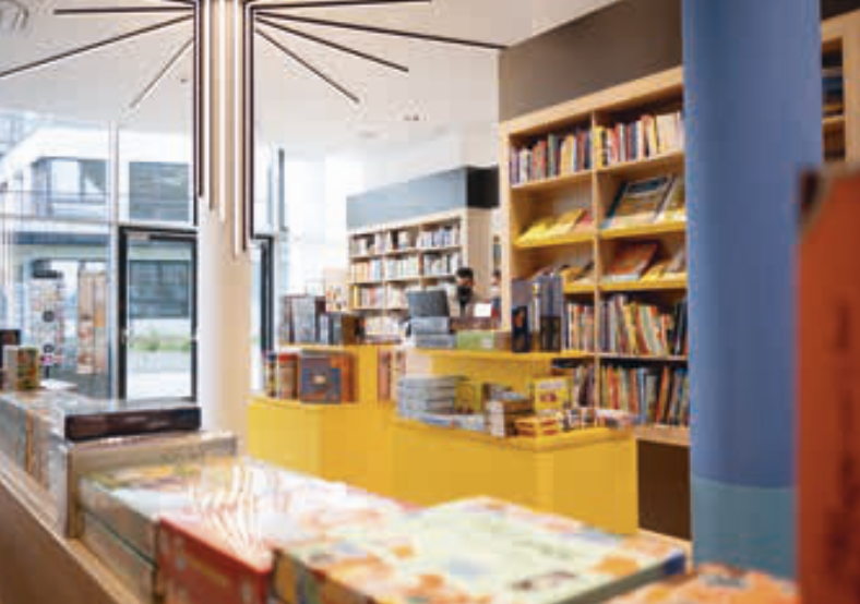 Buchhandlung mit Bücherregalen.