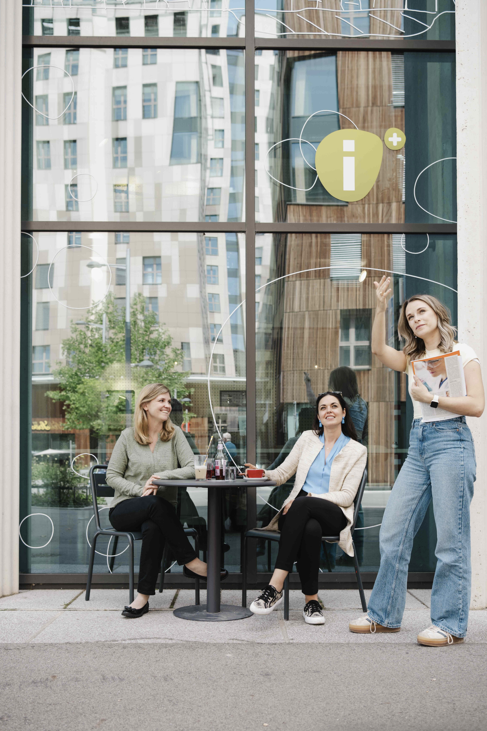 Drei Café-Besucherinnen am Wangari-Maathai-Platz.