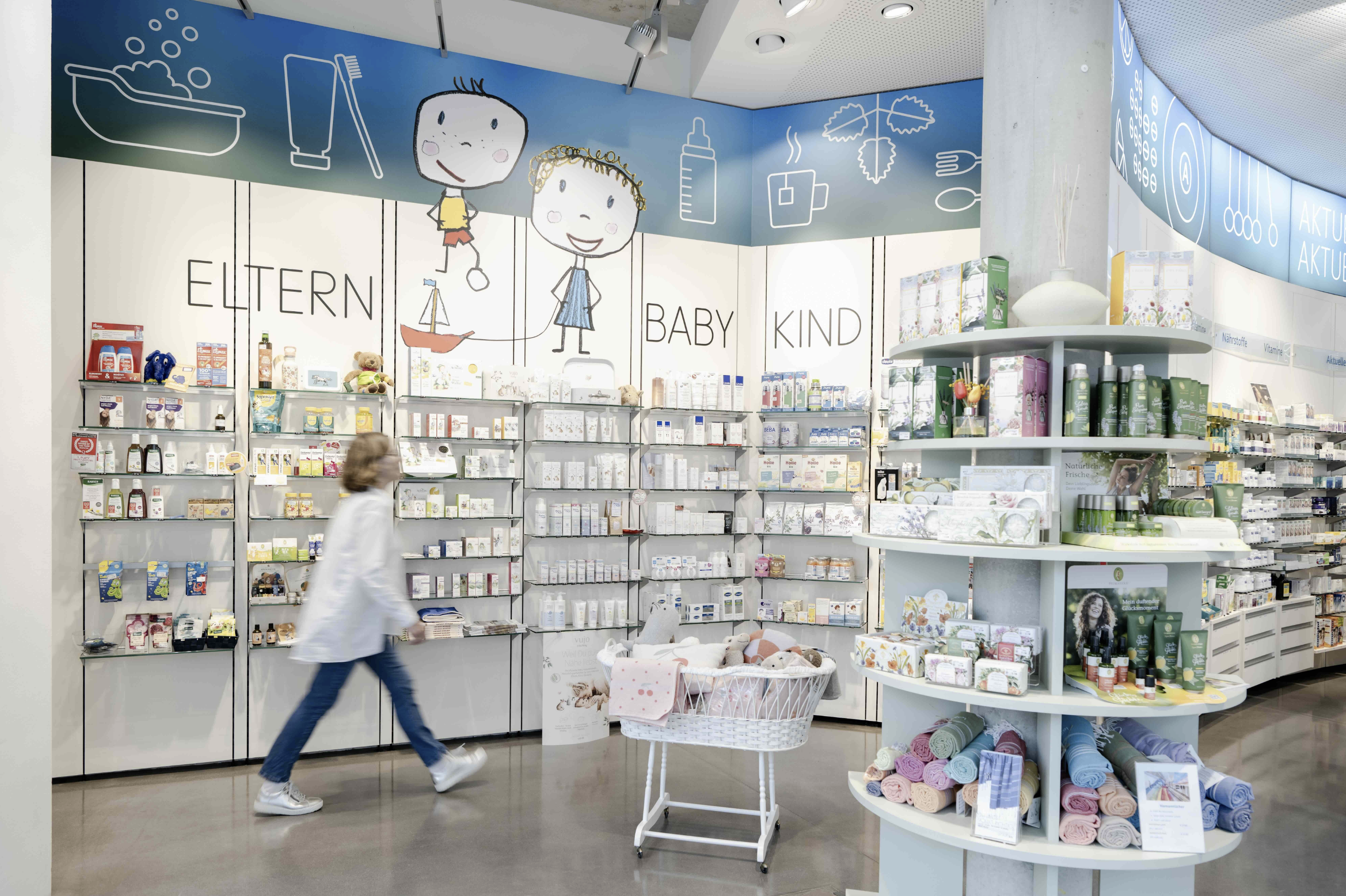 Blonde Frau geht in der Apotheke. 