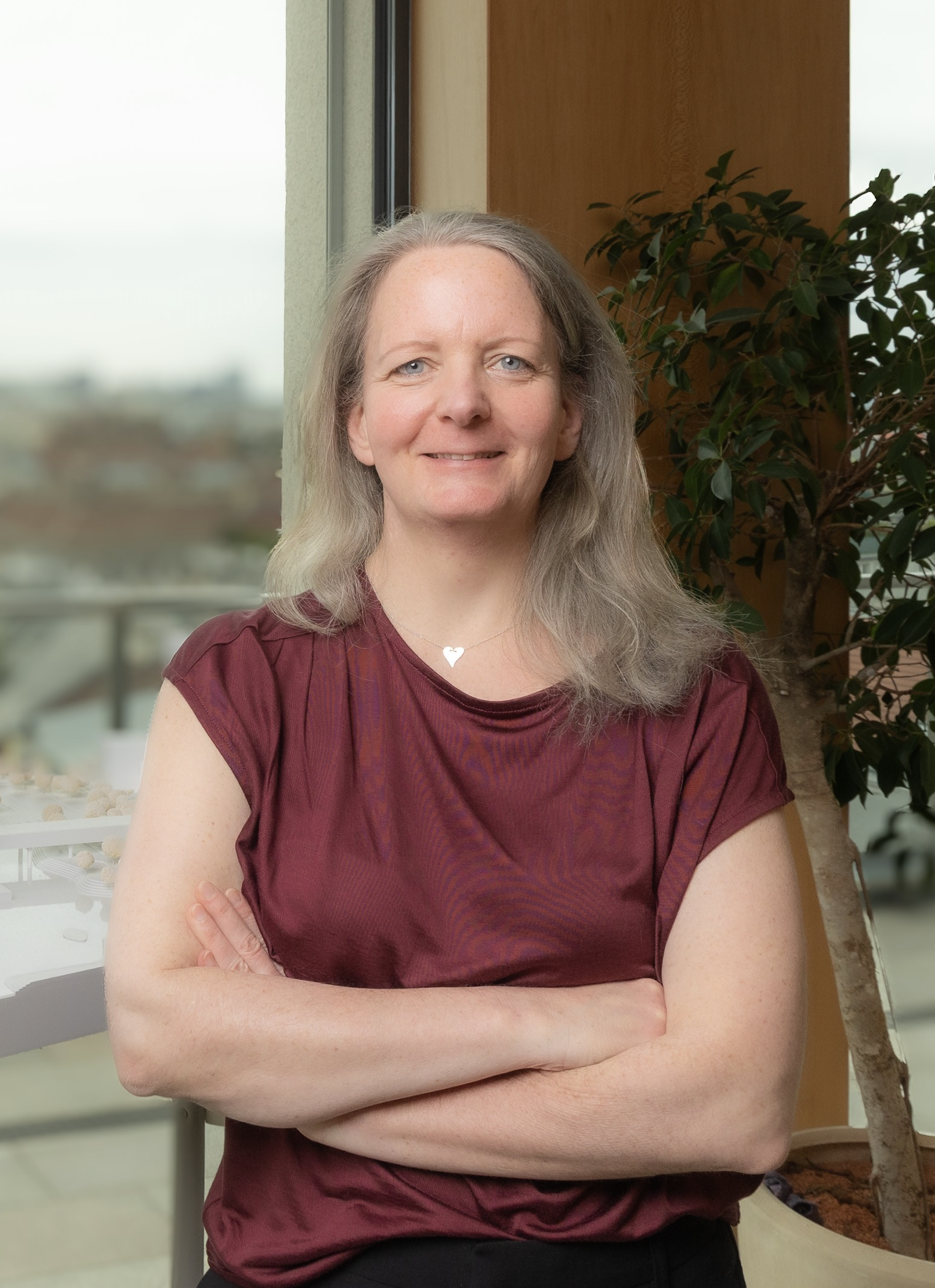Frau mit roten T-Shirt.