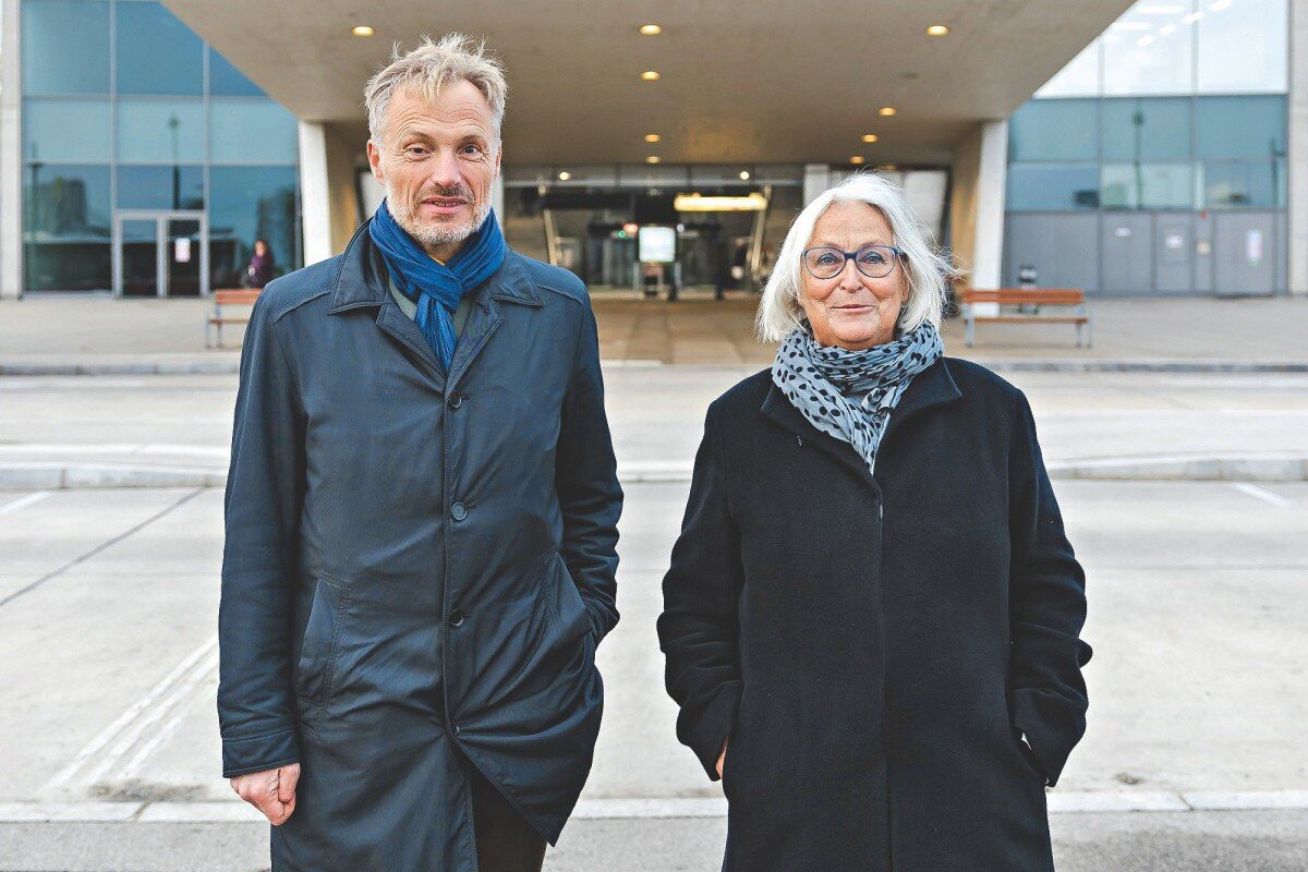 Ein Mann und eine Frau stehen vor einem Gebäude.