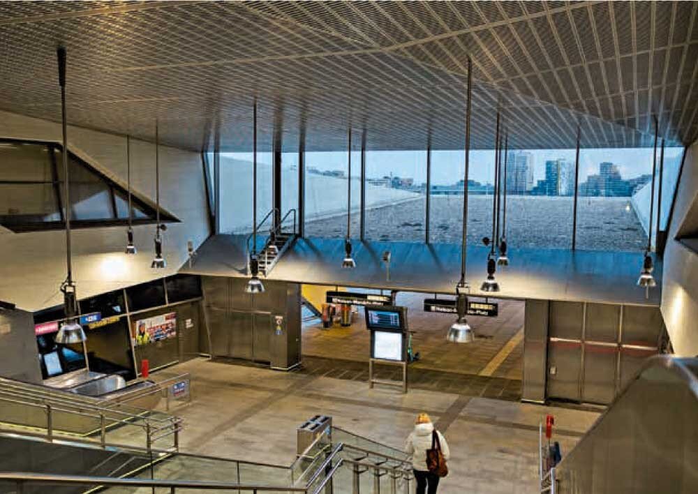 Gebäude von innen, wo gerade eine Person die Treppe hinuntergeht.