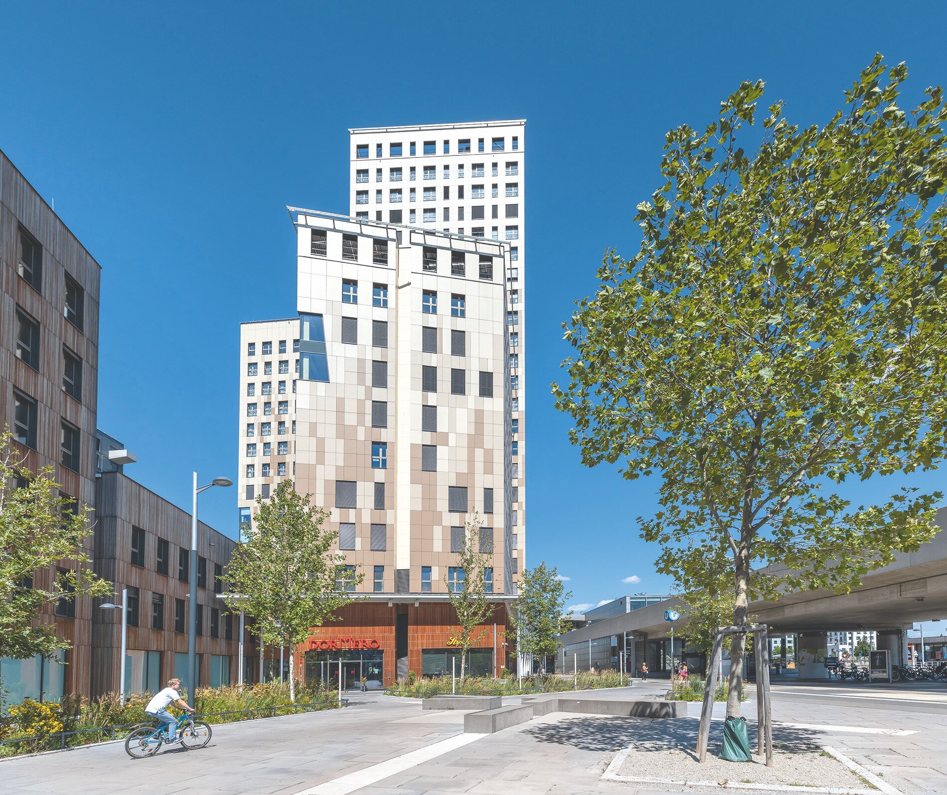 Zwei Hochhäuser in urbaner Umgebung. 