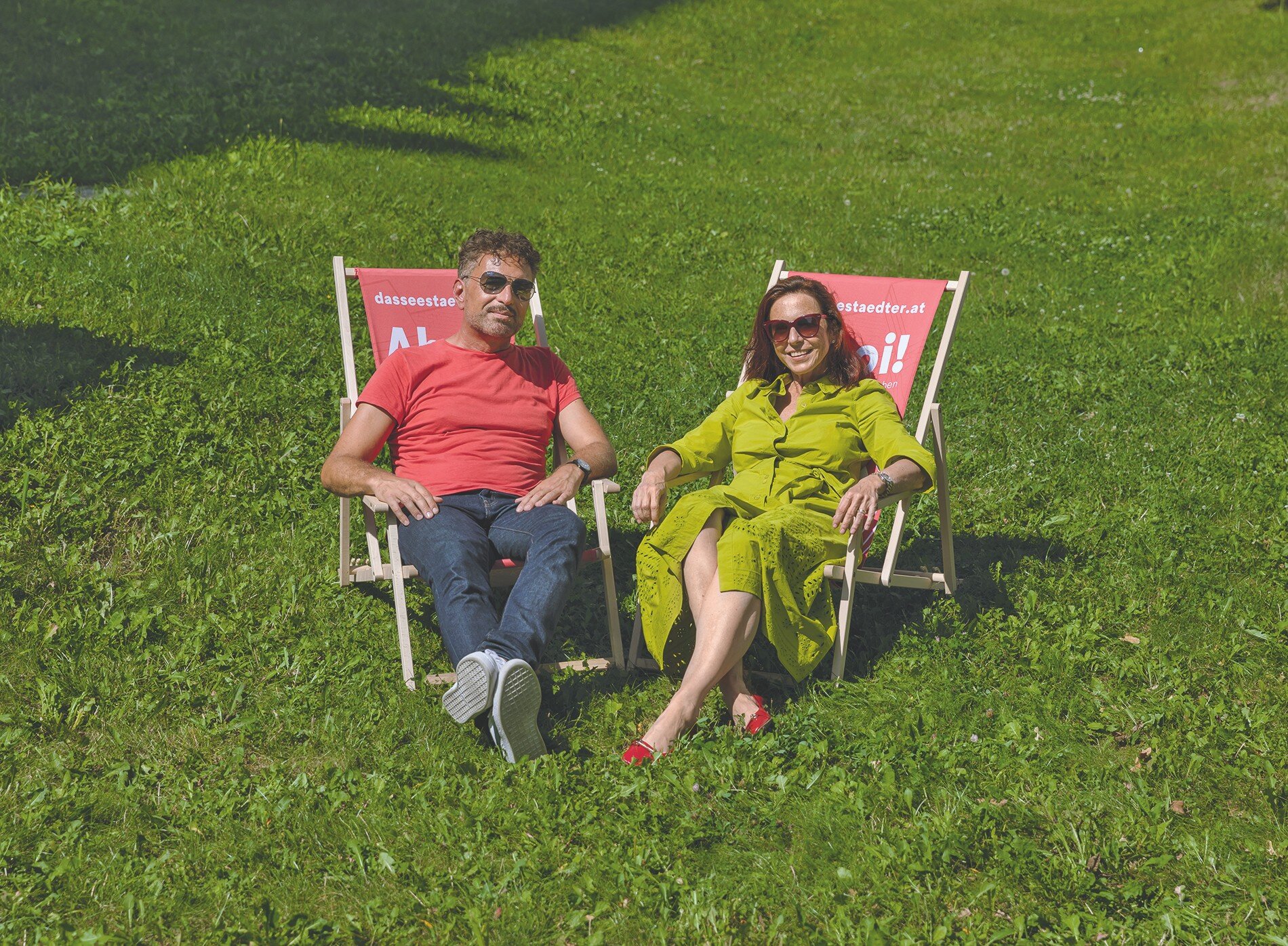 Ein Mann und eine Frau, die in einem Liegestuhl sitzen.