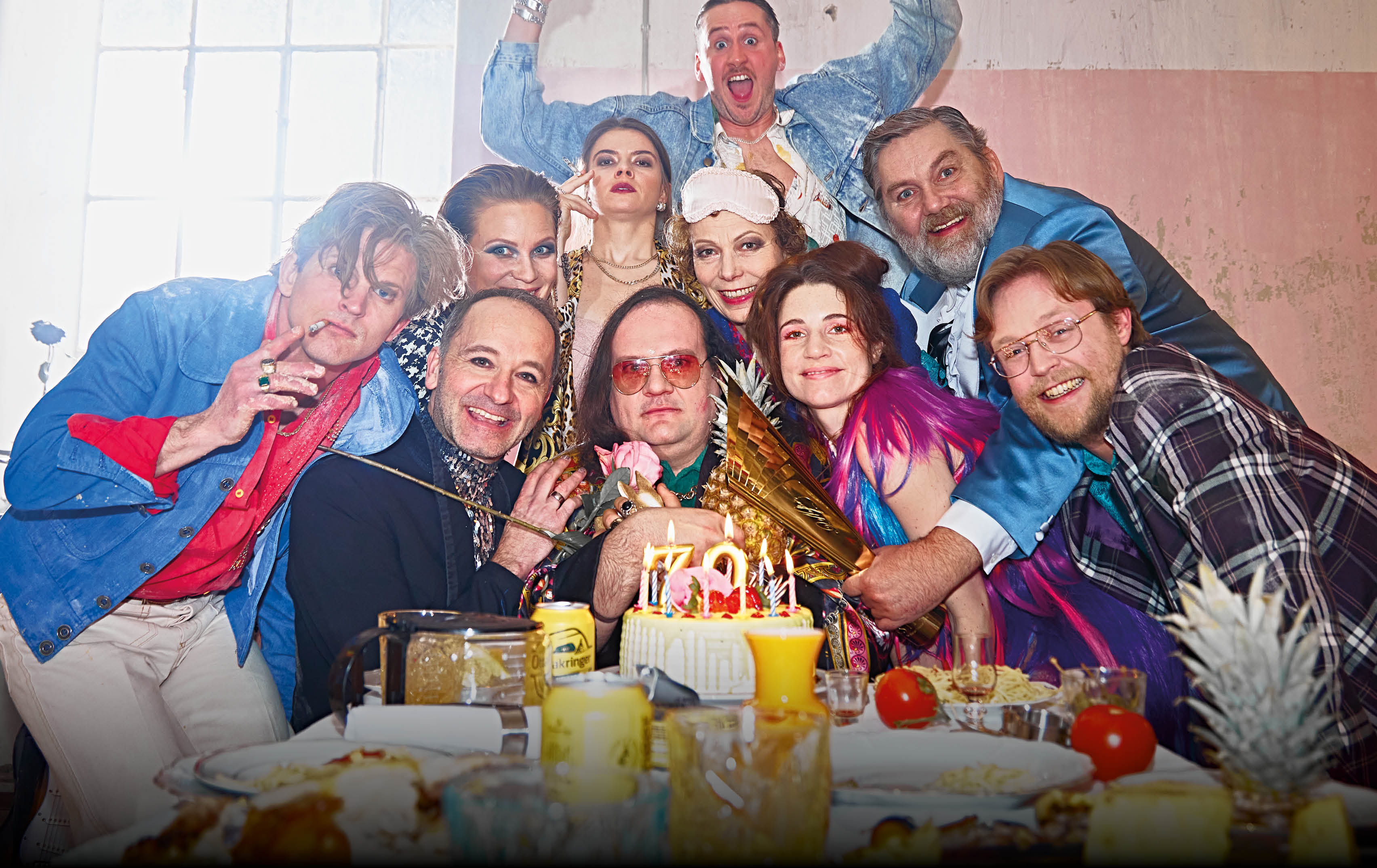 Mehrere Männer und Frauen, die gerade einen Geburtstag feiern.