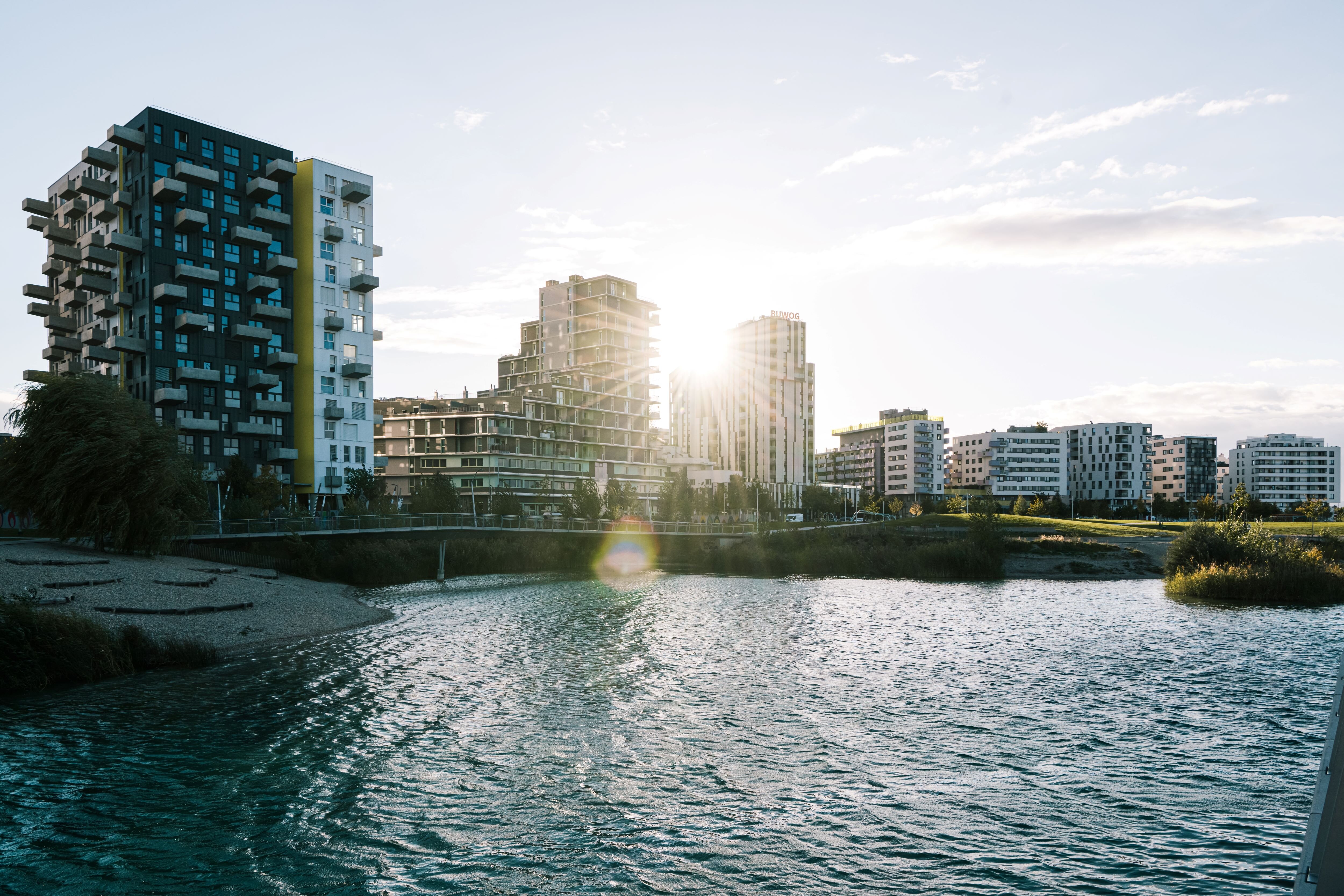 moderne Skyline am Seeufer in aspern Seestadt
