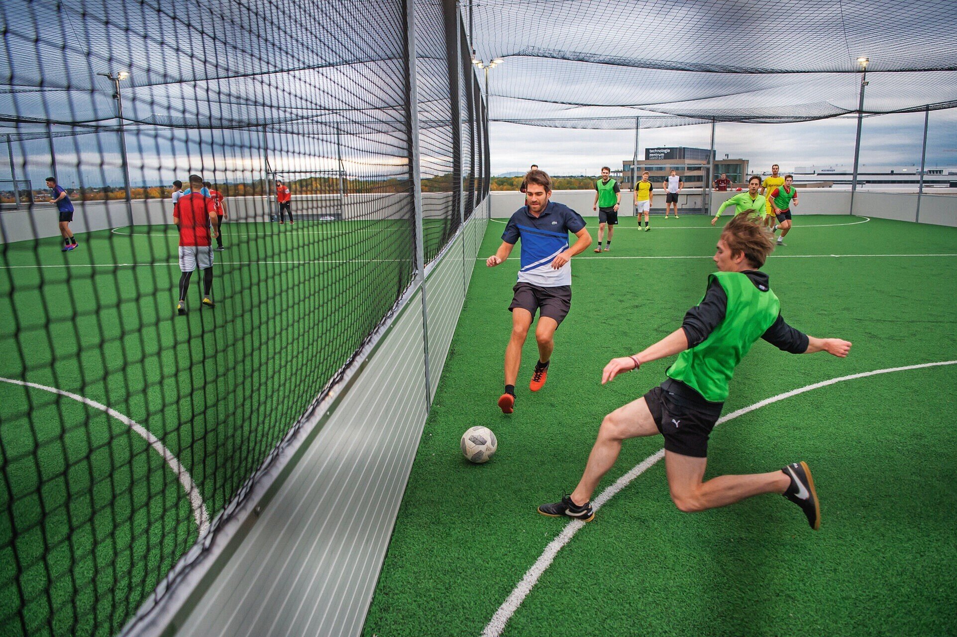 Mehrere Männer spielen Fußball.