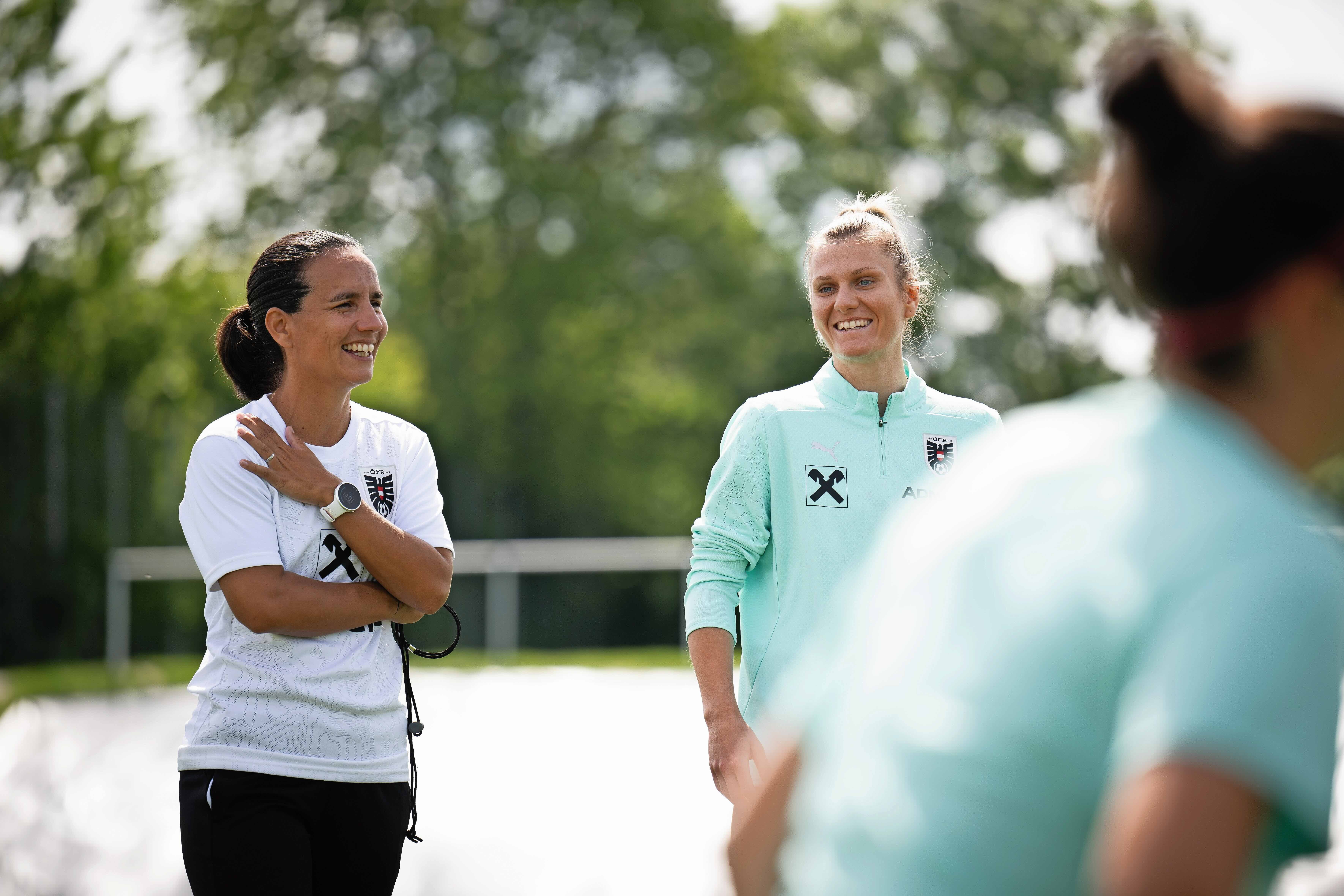 Zwei Frauen am Fußballrasen.