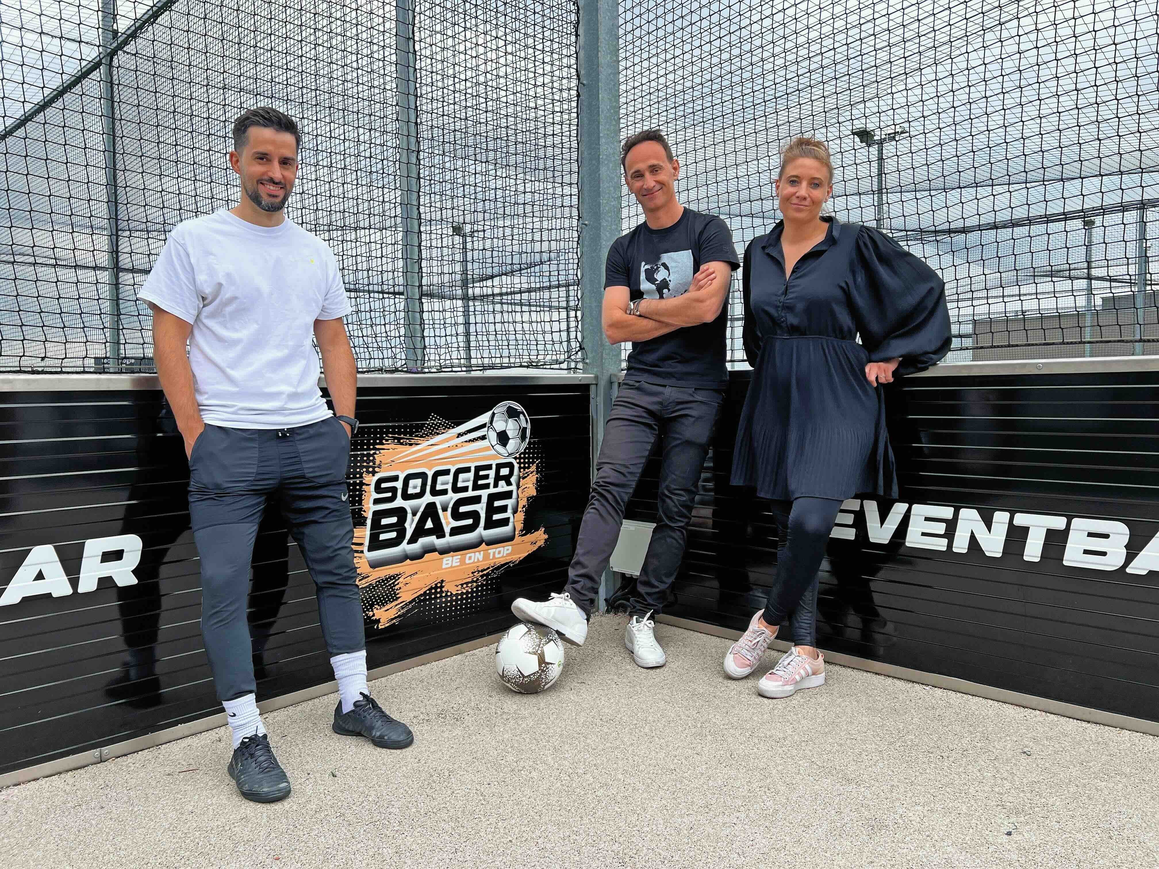 Zwei Männer und eine Frau in der Soccerbase