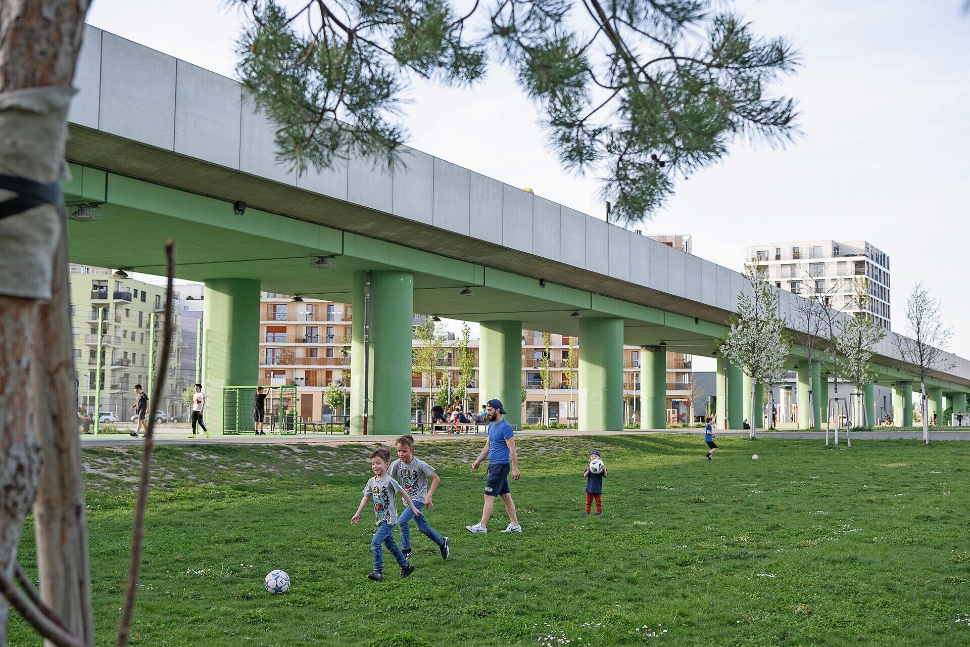 Mehrere Kinder spielen Fußball. 