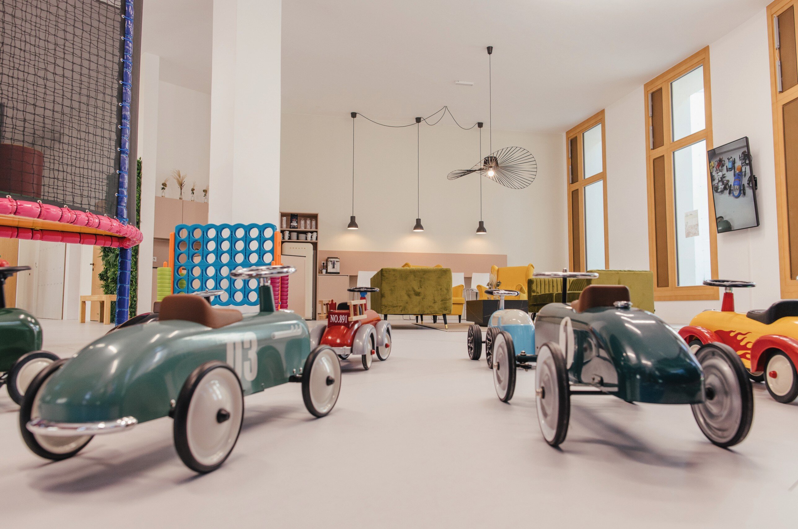 Spielraum für Kinder mit mehreren Reto Rutschautos.