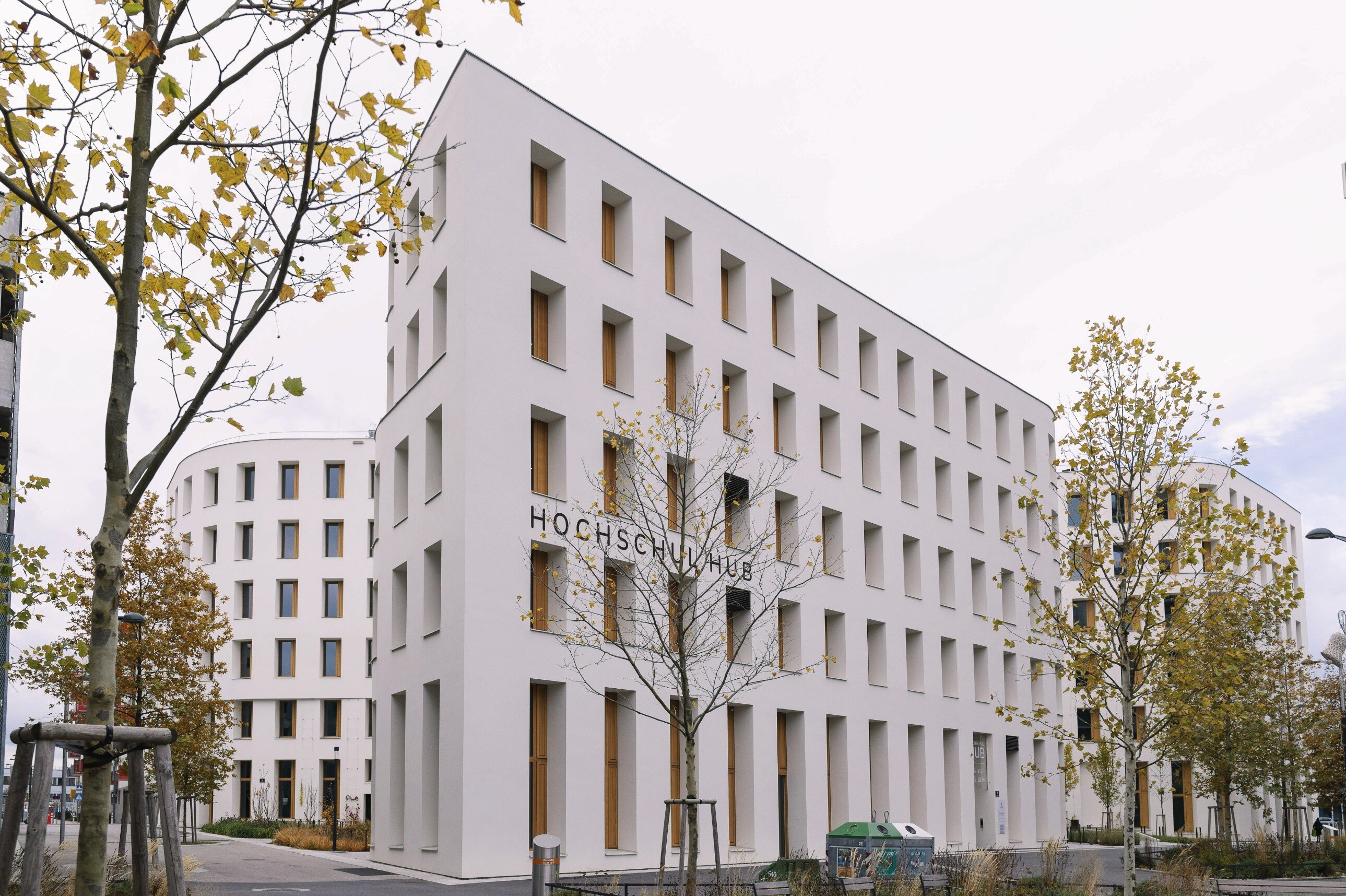 Weißes Gebäude mit der Aufschrift Hochschul Hub.