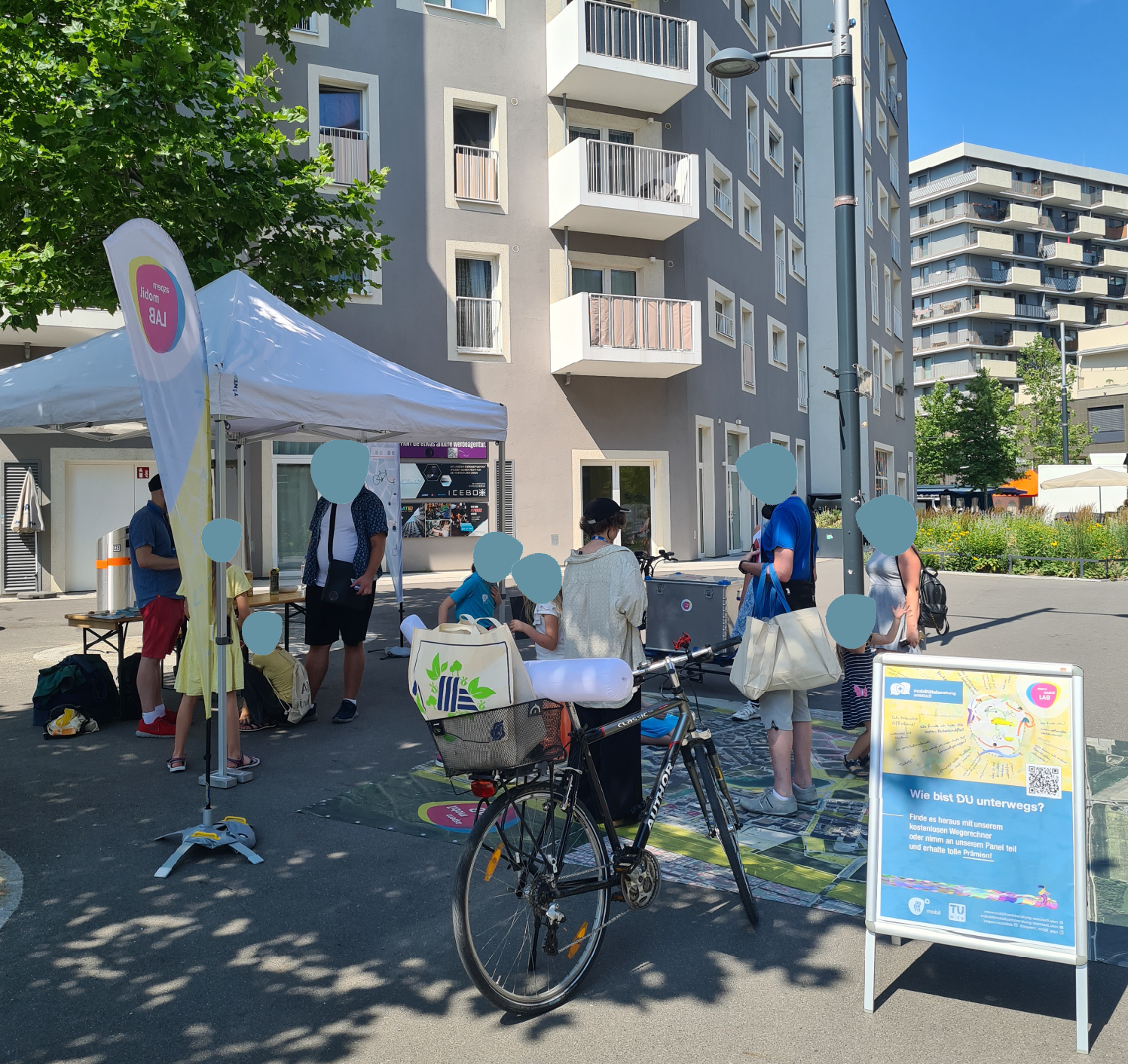 Menschen stehen im Freien und lassen sich beraten