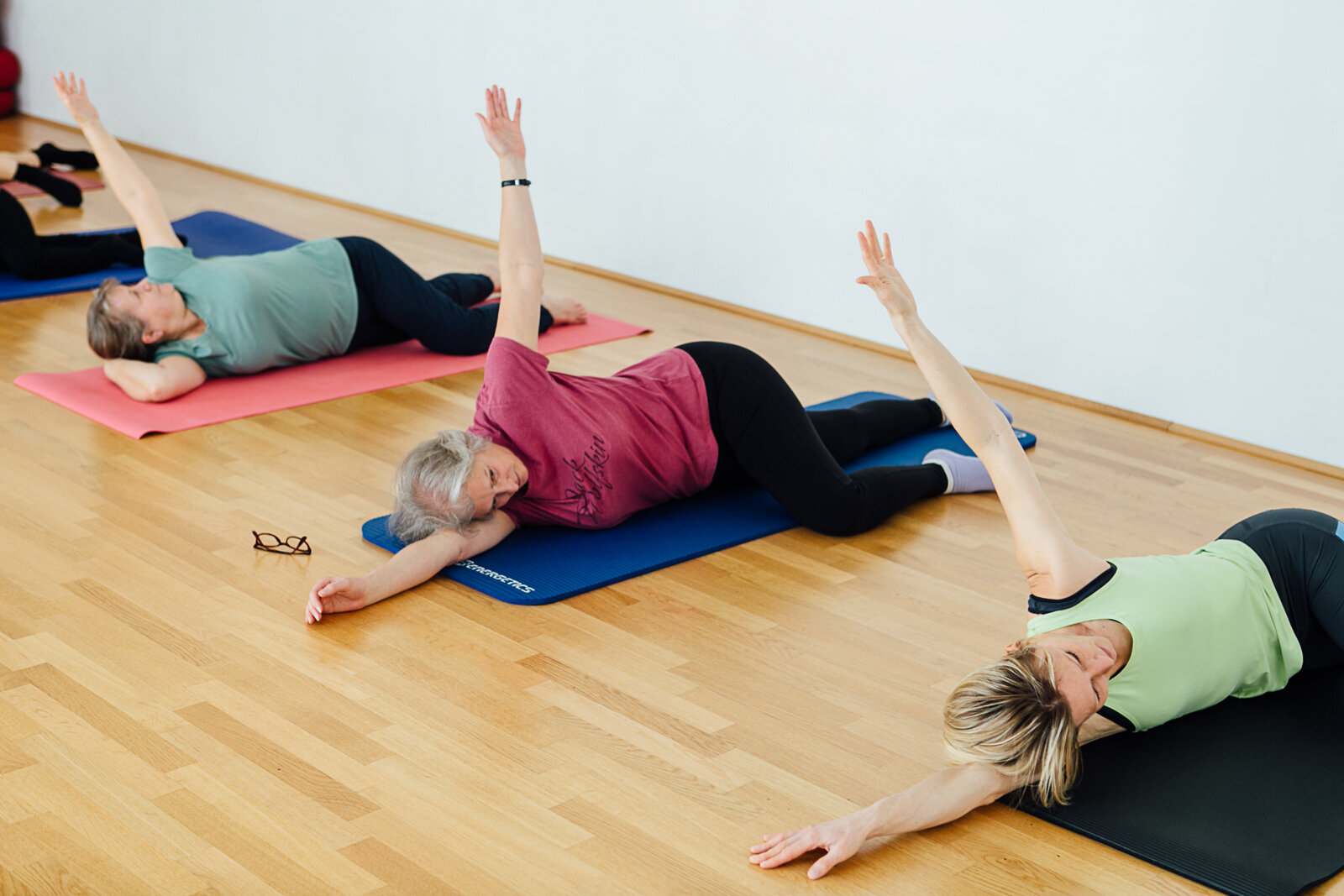 Menschenliegen auf dem Boden und machen Übungen
