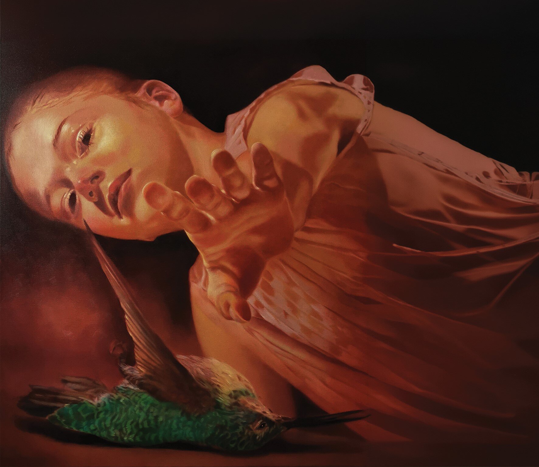 Gemaltes Kunstwerk einer Frau in weißem Kleid und Zopf, die den Arm nach vorne streckt aus einer halb liegenden Position, unter ihr liegt ein scheinbar toter, blauer Vogel auf dem Rücken