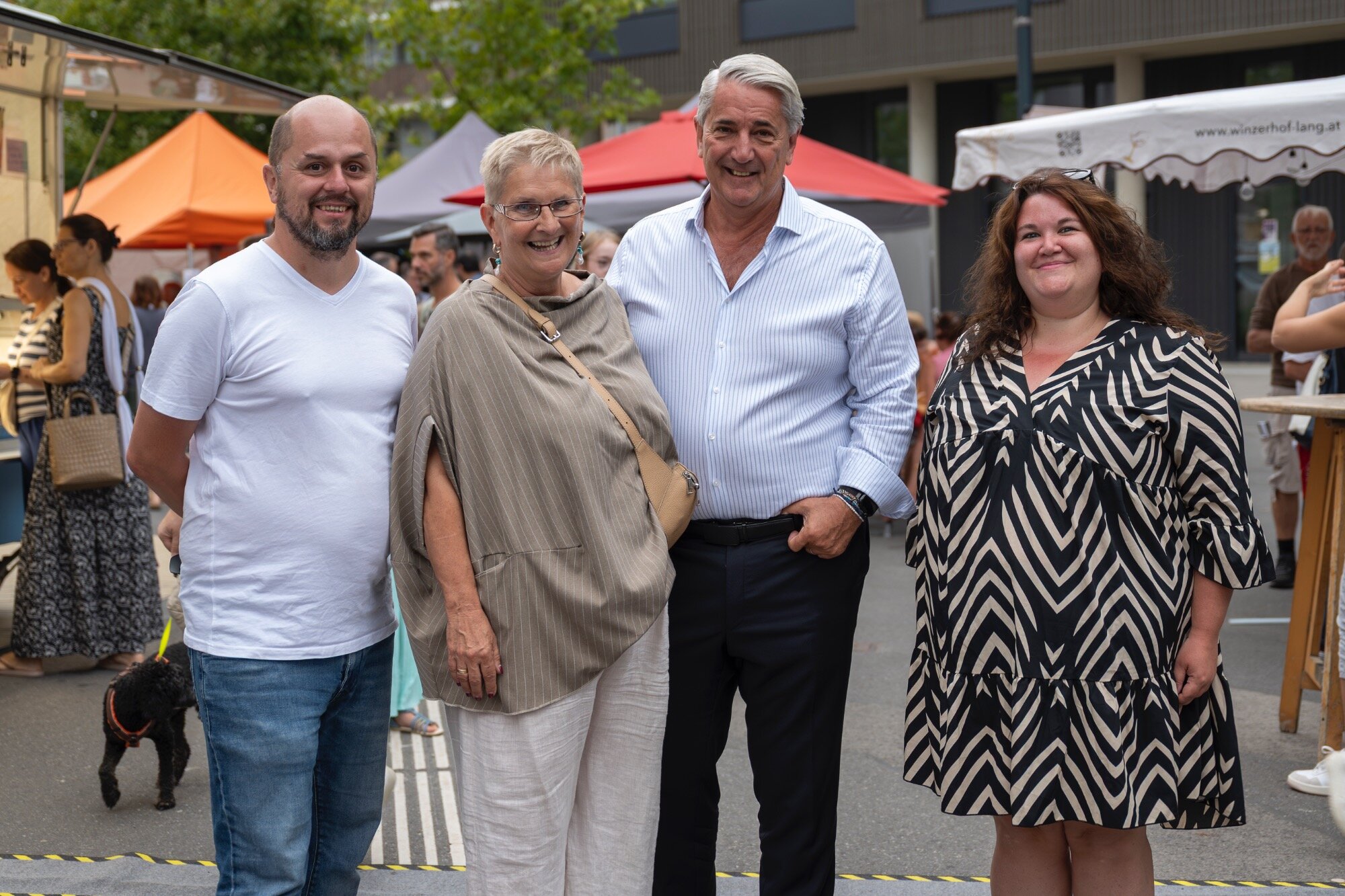 Gruppe an Menschen bei einem Straßenfest