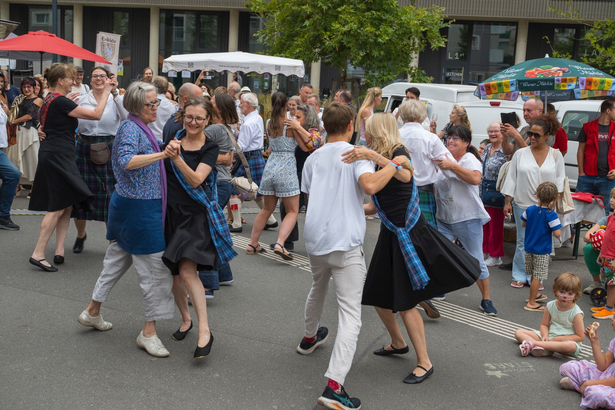 Gruppe tanzender Menschen auf der Straße bei einem Fest